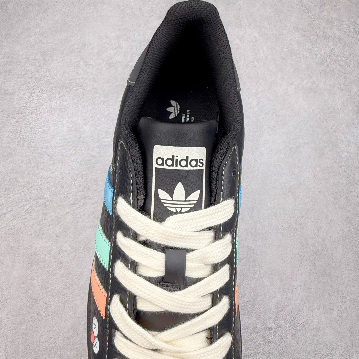 图片[5]-＃C2 AD Originals Superstar 经典复古贝壳头板鞋 SD6811 诞生于1969年 是第一双将全皮面鞋 身与橡胶鞋头结合在一起的低帮篮球鞋 Superstar最开始 是作为高帮篮球鞋Pro Model的低帮版本而出现的 但因为其独特和醒目的橡胶鞋头造型而让大家熟知 被大家形象地称为\\\”shelltoe\\\”贝壳头 在70年代的美国职业篮球场上 接近3/4的NBA球员都将这双Superstar作为场上用鞋 80年代之后 经过不断的改良和发展 Superstar逐渐成为横跨时装、音乐、街头文化、休闲和运动等各大领域的时尚潮鞋 尺码：36 36.5 37 38 38.5 39 40 40.5 41 42 42.5 43 44 44.5 45-选品中心