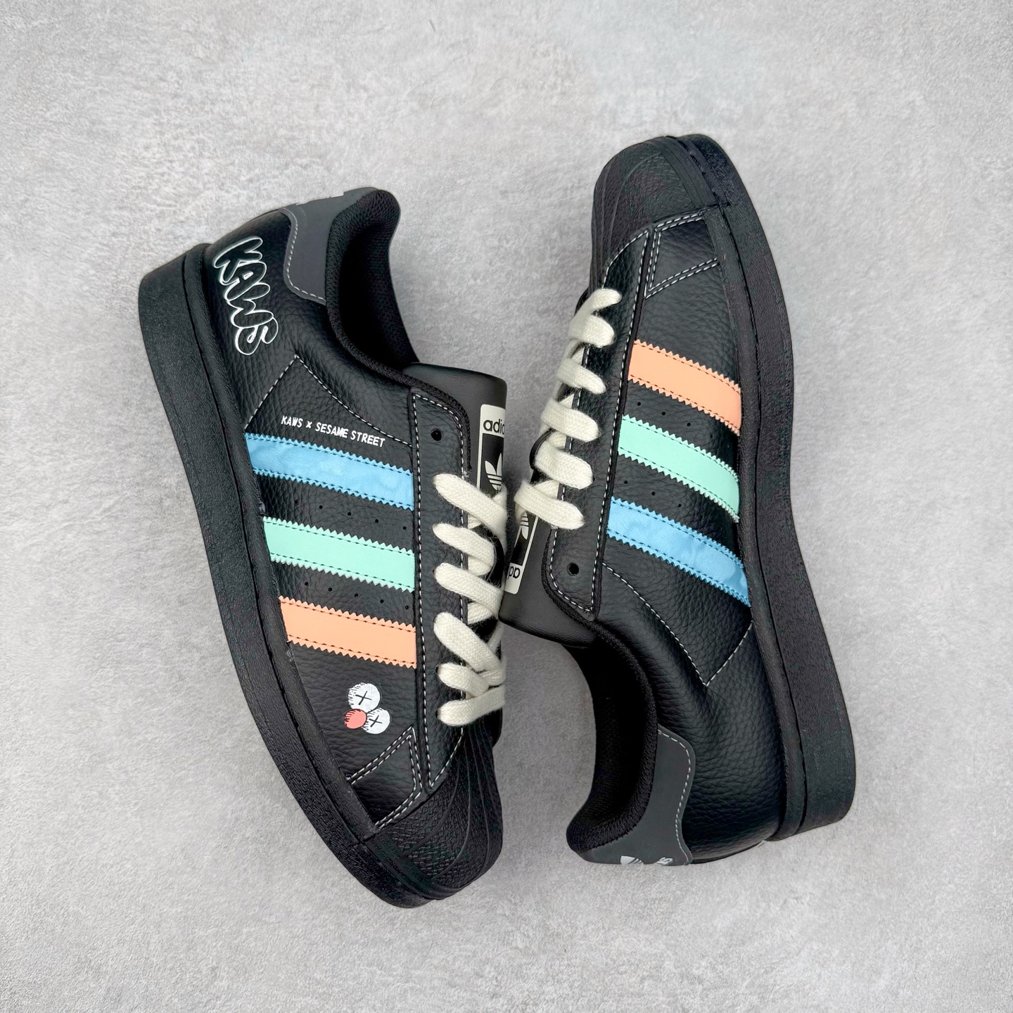 图片[3]-＃C2 AD Originals Superstar 经典复古贝壳头板鞋 SD6811 诞生于1969年 是第一双将全皮面鞋 身与橡胶鞋头结合在一起的低帮篮球鞋 Superstar最开始 是作为高帮篮球鞋Pro Model的低帮版本而出现的 但因为其独特和醒目的橡胶鞋头造型而让大家熟知 被大家形象地称为\\\”shelltoe\\\”贝壳头 在70年代的美国职业篮球场上 接近3/4的NBA球员都将这双Superstar作为场上用鞋 80年代之后 经过不断的改良和发展 Superstar逐渐成为横跨时装、音乐、街头文化、休闲和运动等各大领域的时尚潮鞋 尺码：36 36.5 37 38 38.5 39 40 40.5 41 42 42.5 43 44 44.5 45-选品中心