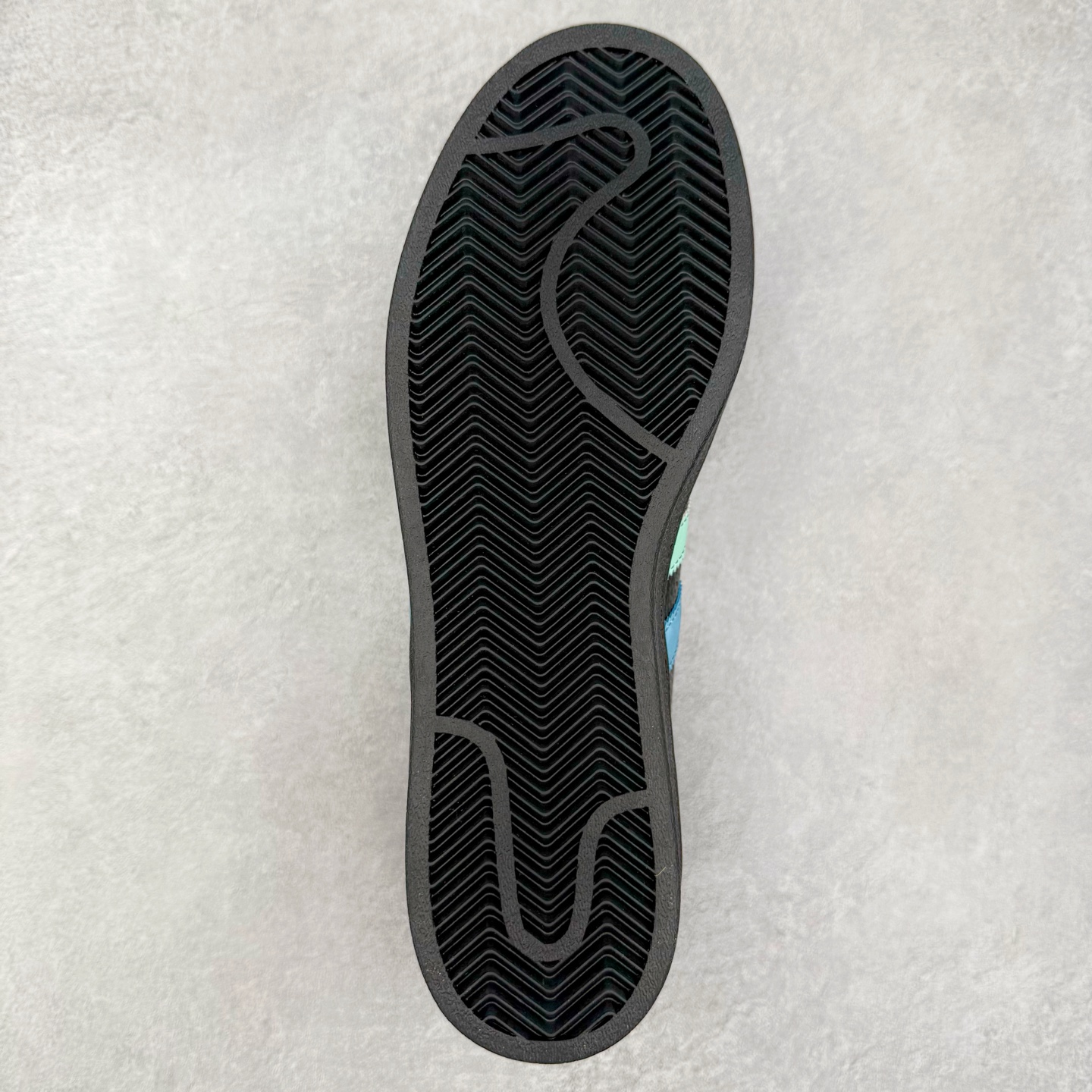 图片[9]-＃C2 AD Originals Superstar 经典复古贝壳头板鞋 SD6811 诞生于1969年 是第一双将全皮面鞋 身与橡胶鞋头结合在一起的低帮篮球鞋 Superstar最开始 是作为高帮篮球鞋Pro Model的低帮版本而出现的 但因为其独特和醒目的橡胶鞋头造型而让大家熟知 被大家形象地称为\\\”shelltoe\\\”贝壳头 在70年代的美国职业篮球场上 接近3/4的NBA球员都将这双Superstar作为场上用鞋 80年代之后 经过不断的改良和发展 Superstar逐渐成为横跨时装、音乐、街头文化、休闲和运动等各大领域的时尚潮鞋 尺码：36 36.5 37 38 38.5 39 40 40.5 41 42 42.5 43 44 44.5 45-选品中心