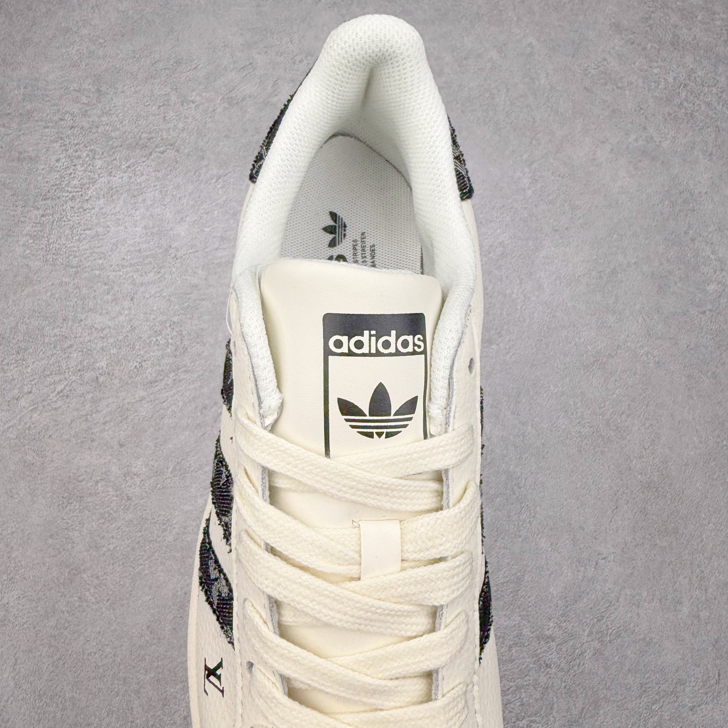 图片[5]-＃C2 AD Originals Superstar 经典复古贝壳头板鞋 SD6811 诞生于1969年 是第一双将全皮面鞋 身与橡胶鞋头结合在一起的低帮篮球鞋 Superstar最开始 是作为高帮篮球鞋Pro Model的低帮版本而出现的 但因为其独特和醒目的橡胶鞋头造型而让大家熟知 被大家形象地称为\\\”shelltoe\\\”贝壳头 在70年代的美国职业篮球场上 接近3/4的NBA球员都将这双Superstar作为场上用鞋 80年代之后 经过不断的改良和发展 Superstar逐渐成为横跨时装、音乐、街头文化、休闲和运动等各大领域的时尚潮鞋 尺码：36 36.5 37 38 38.5 39 40 40.5 41 42 42.5 43 44 44.5 45-选品中心