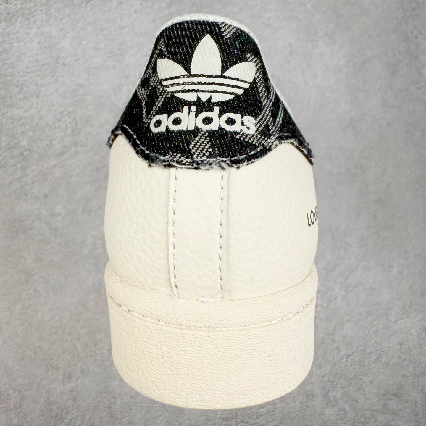 图片[8]-＃C2 AD Originals Superstar 经典复古贝壳头板鞋 SD6811 诞生于1969年 是第一双将全皮面鞋 身与橡胶鞋头结合在一起的低帮篮球鞋 Superstar最开始 是作为高帮篮球鞋Pro Model的低帮版本而出现的 但因为其独特和醒目的橡胶鞋头造型而让大家熟知 被大家形象地称为\\\”shelltoe\\\”贝壳头 在70年代的美国职业篮球场上 接近3/4的NBA球员都将这双Superstar作为场上用鞋 80年代之后 经过不断的改良和发展 Superstar逐渐成为横跨时装、音乐、街头文化、休闲和运动等各大领域的时尚潮鞋 尺码：36 36.5 37 38 38.5 39 40 40.5 41 42 42.5 43 44 44.5 45-选品中心