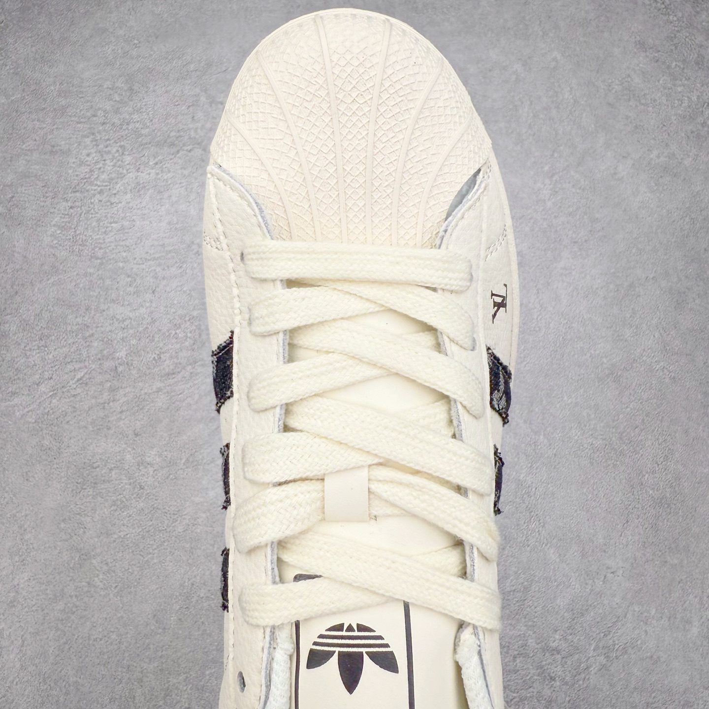 图片[4]-＃C2 AD Originals Superstar 经典复古贝壳头板鞋 SD6811 诞生于1969年 是第一双将全皮面鞋 身与橡胶鞋头结合在一起的低帮篮球鞋 Superstar最开始 是作为高帮篮球鞋Pro Model的低帮版本而出现的 但因为其独特和醒目的橡胶鞋头造型而让大家熟知 被大家形象地称为\\\”shelltoe\\\”贝壳头 在70年代的美国职业篮球场上 接近3/4的NBA球员都将这双Superstar作为场上用鞋 80年代之后 经过不断的改良和发展 Superstar逐渐成为横跨时装、音乐、街头文化、休闲和运动等各大领域的时尚潮鞋 尺码：36 36.5 37 38 38.5 39 40 40.5 41 42 42.5 43 44 44.5 45-选品中心