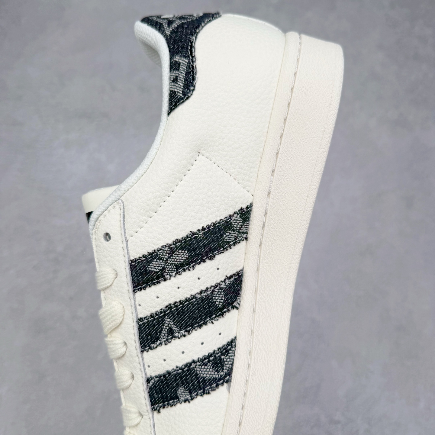 图片[7]-＃C2 AD Originals Superstar 经典复古贝壳头板鞋 SD6811 诞生于1969年 是第一双将全皮面鞋 身与橡胶鞋头结合在一起的低帮篮球鞋 Superstar最开始 是作为高帮篮球鞋Pro Model的低帮版本而出现的 但因为其独特和醒目的橡胶鞋头造型而让大家熟知 被大家形象地称为\\\”shelltoe\\\”贝壳头 在70年代的美国职业篮球场上 接近3/4的NBA球员都将这双Superstar作为场上用鞋 80年代之后 经过不断的改良和发展 Superstar逐渐成为横跨时装、音乐、街头文化、休闲和运动等各大领域的时尚潮鞋 尺码：36 36.5 37 38 38.5 39 40 40.5 41 42 42.5 43 44 44.5 45-选品中心