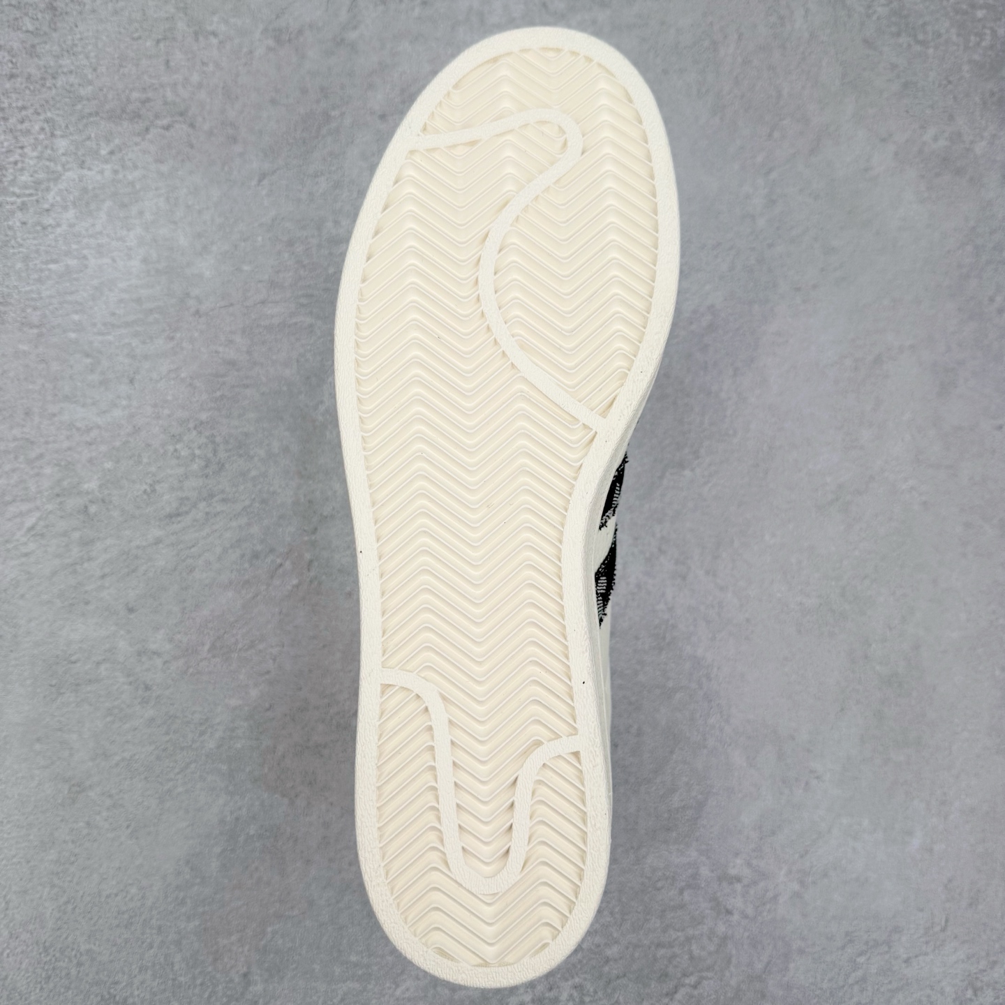 图片[9]-＃C2 AD Originals Superstar 经典复古贝壳头板鞋 SD6811 诞生于1969年 是第一双将全皮面鞋 身与橡胶鞋头结合在一起的低帮篮球鞋 Superstar最开始 是作为高帮篮球鞋Pro Model的低帮版本而出现的 但因为其独特和醒目的橡胶鞋头造型而让大家熟知 被大家形象地称为\\\”shelltoe\\\”贝壳头 在70年代的美国职业篮球场上 接近3/4的NBA球员都将这双Superstar作为场上用鞋 80年代之后 经过不断的改良和发展 Superstar逐渐成为横跨时装、音乐、街头文化、休闲和运动等各大领域的时尚潮鞋 尺码：36 36.5 37 38 38.5 39 40 40.5 41 42 42.5 43 44 44.5 45-选品中心