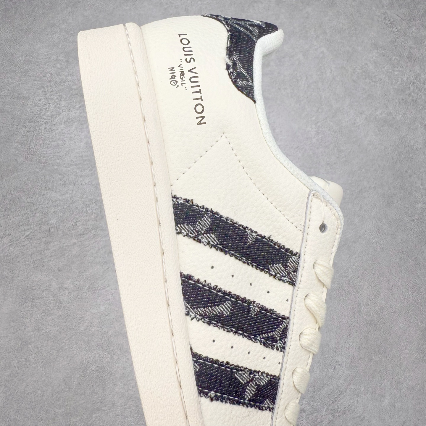 图片[6]-＃C2 AD Originals Superstar 经典复古贝壳头板鞋 SD6811 诞生于1969年 是第一双将全皮面鞋 身与橡胶鞋头结合在一起的低帮篮球鞋 Superstar最开始 是作为高帮篮球鞋Pro Model的低帮版本而出现的 但因为其独特和醒目的橡胶鞋头造型而让大家熟知 被大家形象地称为\\\”shelltoe\\\”贝壳头 在70年代的美国职业篮球场上 接近3/4的NBA球员都将这双Superstar作为场上用鞋 80年代之后 经过不断的改良和发展 Superstar逐渐成为横跨时装、音乐、街头文化、休闲和运动等各大领域的时尚潮鞋 尺码：36 36.5 37 38 38.5 39 40 40.5 41 42 42.5 43 44 44.5 45-选品中心