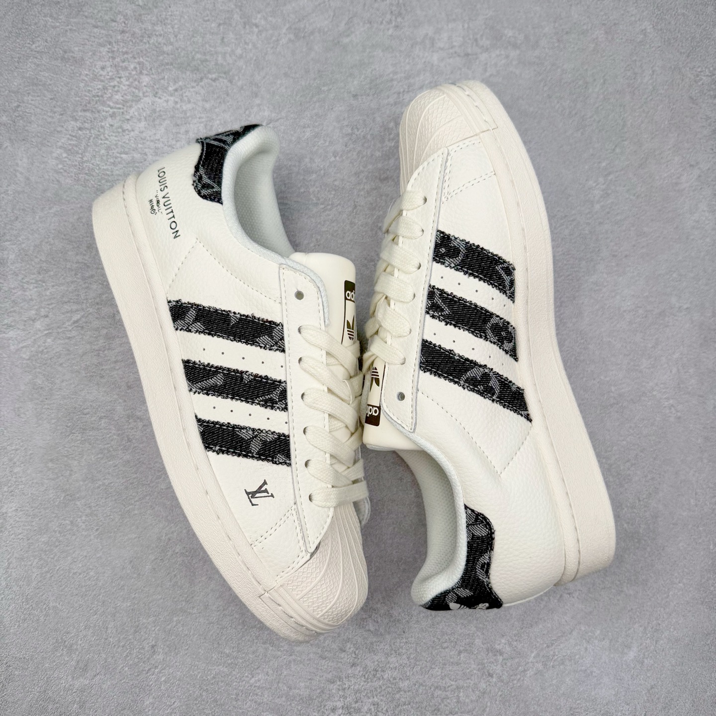 图片[3]-＃C2 AD Originals Superstar 经典复古贝壳头板鞋 SD6811 诞生于1969年 是第一双将全皮面鞋 身与橡胶鞋头结合在一起的低帮篮球鞋 Superstar最开始 是作为高帮篮球鞋Pro Model的低帮版本而出现的 但因为其独特和醒目的橡胶鞋头造型而让大家熟知 被大家形象地称为\\\”shelltoe\\\”贝壳头 在70年代的美国职业篮球场上 接近3/4的NBA球员都将这双Superstar作为场上用鞋 80年代之后 经过不断的改良和发展 Superstar逐渐成为横跨时装、音乐、街头文化、休闲和运动等各大领域的时尚潮鞋 尺码：36 36.5 37 38 38.5 39 40 40.5 41 42 42.5 43 44 44.5 45-选品中心