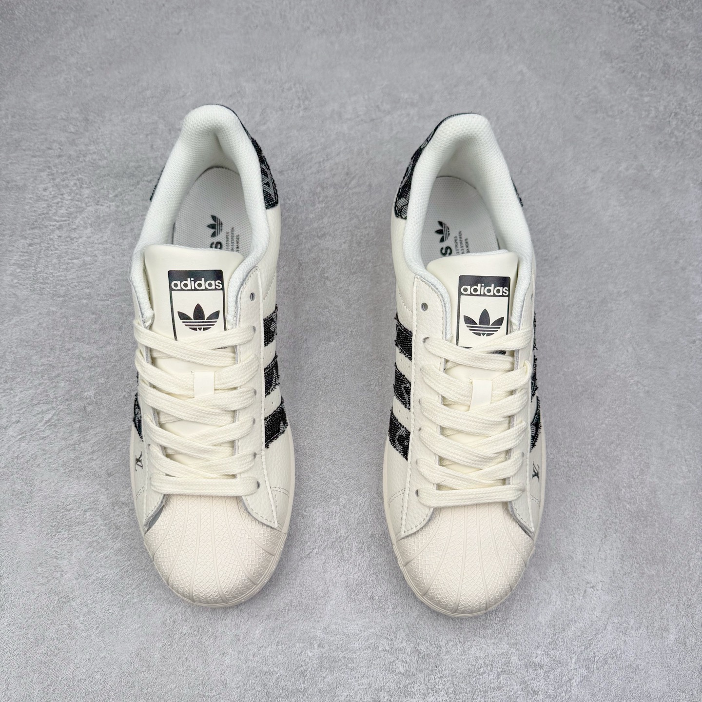 图片[2]-＃C2 AD Originals Superstar 经典复古贝壳头板鞋 SD6811 诞生于1969年 是第一双将全皮面鞋 身与橡胶鞋头结合在一起的低帮篮球鞋 Superstar最开始 是作为高帮篮球鞋Pro Model的低帮版本而出现的 但因为其独特和醒目的橡胶鞋头造型而让大家熟知 被大家形象地称为\\\”shelltoe\\\”贝壳头 在70年代的美国职业篮球场上 接近3/4的NBA球员都将这双Superstar作为场上用鞋 80年代之后 经过不断的改良和发展 Superstar逐渐成为横跨时装、音乐、街头文化、休闲和运动等各大领域的时尚潮鞋 尺码：36 36.5 37 38 38.5 39 40 40.5 41 42 42.5 43 44 44.5 45-选品中心