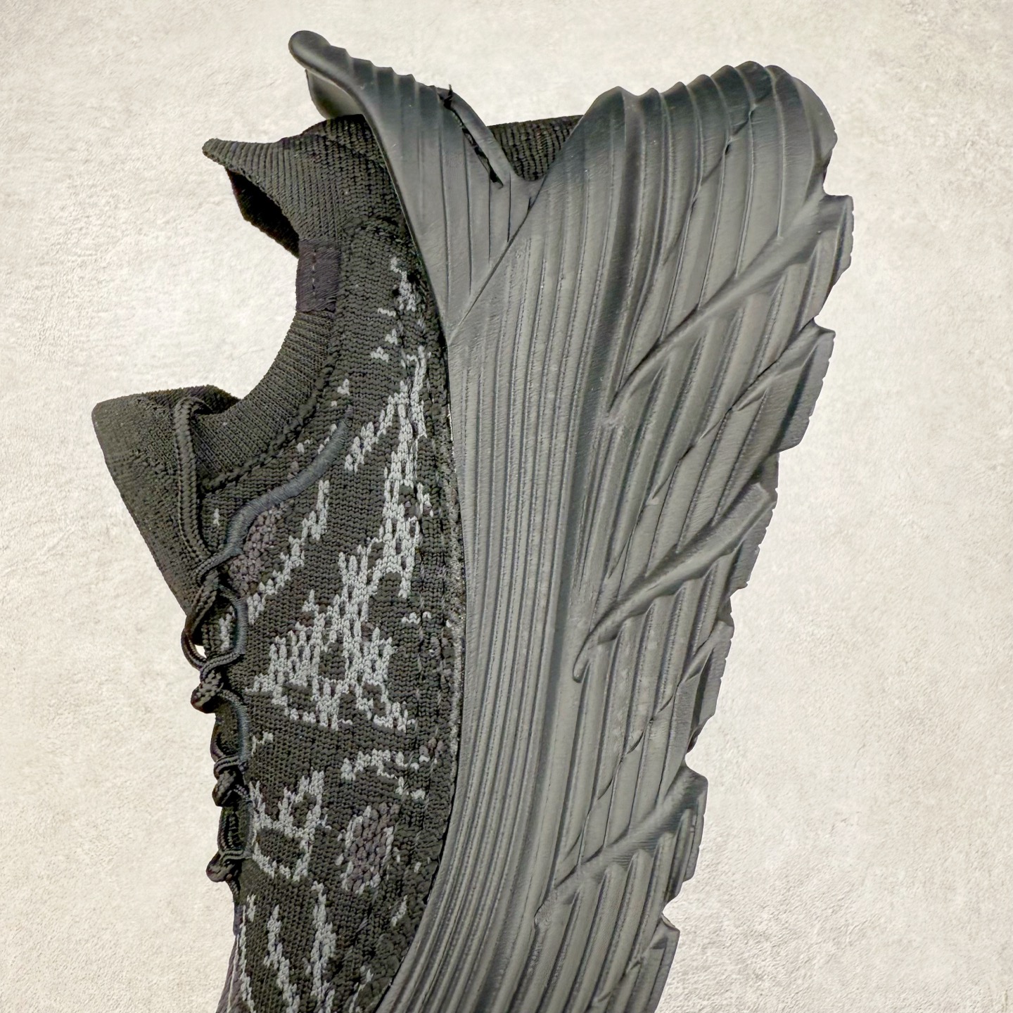 图片[7]-HOKA ONE ONE Restore Chukka 蛇年限定版 舒适防滑低帮休闲城市通勤跑步鞋 男女同款 黑色 HOKA ONE ONE是来自美国的跑步鞋知名品牌，创立于2009年，始终致力于为所有跑者提供更新、更好的跑步装备。相比常规跑鞋，HOKA ONE ONE特别研发使用性能独特的几何形跑鞋中底，此种鞋底更厚、更高、回弹性也更好，除了卓越的缓冲性能，它还能为各种阶段的跑者带来更具动感、更加稳定的跑步体验。HOKA ONE ONE从设计之初就清楚意识到，要保证跑者步幅的均匀一致，双脚自然而然的运动至关重要。实拍调校N版已经零色差零失真 百分百还原实物色彩所见即所得 不存在货不对板色差等低级问题 选购参考实物拍摄 不混卖不参货 只用心做好货严格选品 承诺混一赔十 尺码：36 36.5 37.5 38 38.5 39 40 40.5 41 42 42.5 43 44 44.5 45-选品中心