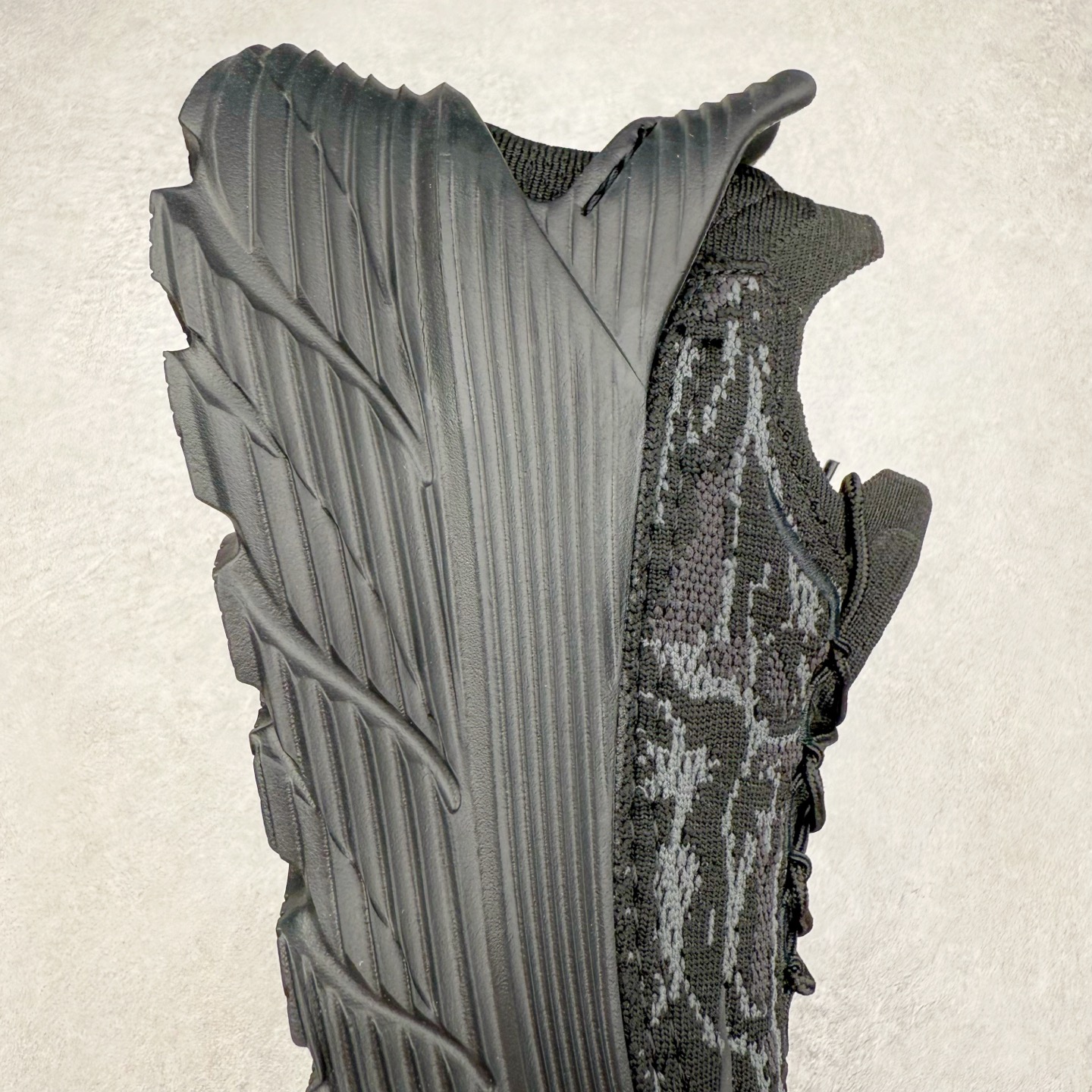 图片[6]-HOKA ONE ONE Restore Chukka 蛇年限定版 舒适防滑低帮休闲城市通勤跑步鞋 男女同款 黑色 HOKA ONE ONE是来自美国的跑步鞋知名品牌，创立于2009年，始终致力于为所有跑者提供更新、更好的跑步装备。相比常规跑鞋，HOKA ONE ONE特别研发使用性能独特的几何形跑鞋中底，此种鞋底更厚、更高、回弹性也更好，除了卓越的缓冲性能，它还能为各种阶段的跑者带来更具动感、更加稳定的跑步体验。HOKA ONE ONE从设计之初就清楚意识到，要保证跑者步幅的均匀一致，双脚自然而然的运动至关重要。实拍调校N版已经零色差零失真 百分百还原实物色彩所见即所得 不存在货不对板色差等低级问题 选购参考实物拍摄 不混卖不参货 只用心做好货严格选品 承诺混一赔十 尺码：36 36.5 37.5 38 38.5 39 40 40.5 41 42 42.5 43 44 44.5 45-选品中心