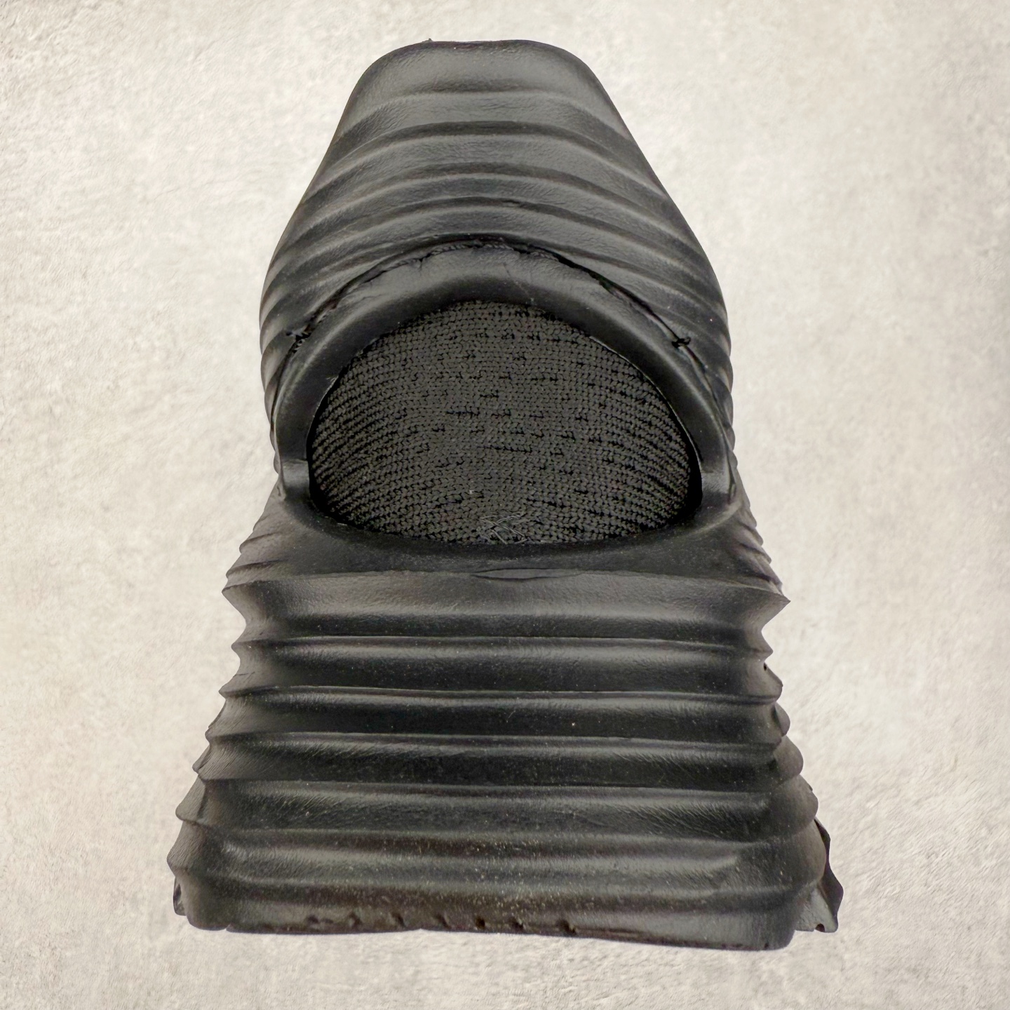 图片[8]-HOKA ONE ONE Restore Chukka 蛇年限定版 舒适防滑低帮休闲城市通勤跑步鞋 男女同款 黑色 HOKA ONE ONE是来自美国的跑步鞋知名品牌，创立于2009年，始终致力于为所有跑者提供更新、更好的跑步装备。相比常规跑鞋，HOKA ONE ONE特别研发使用性能独特的几何形跑鞋中底，此种鞋底更厚、更高、回弹性也更好，除了卓越的缓冲性能，它还能为各种阶段的跑者带来更具动感、更加稳定的跑步体验。HOKA ONE ONE从设计之初就清楚意识到，要保证跑者步幅的均匀一致，双脚自然而然的运动至关重要。实拍调校N版已经零色差零失真 百分百还原实物色彩所见即所得 不存在货不对板色差等低级问题 选购参考实物拍摄 不混卖不参货 只用心做好货严格选品 承诺混一赔十 尺码：36 36.5 37.5 38 38.5 39 40 40.5 41 42 42.5 43 44 44.5 45-选品中心