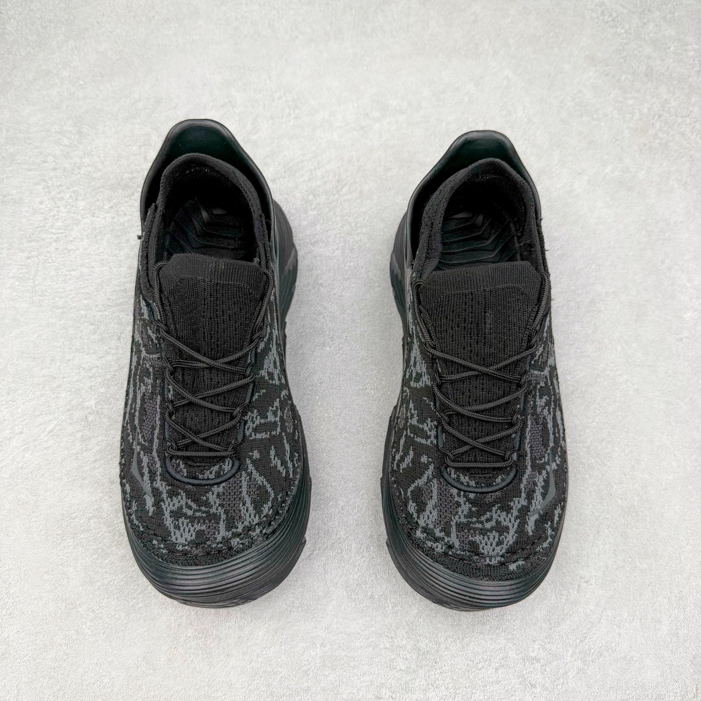 图片[2]-HOKA ONE ONE Restore Chukka 蛇年限定版 舒适防滑低帮休闲城市通勤跑步鞋 男女同款 黑色 HOKA ONE ONE是来自美国的跑步鞋知名品牌，创立于2009年，始终致力于为所有跑者提供更新、更好的跑步装备。相比常规跑鞋，HOKA ONE ONE特别研发使用性能独特的几何形跑鞋中底，此种鞋底更厚、更高、回弹性也更好，除了卓越的缓冲性能，它还能为各种阶段的跑者带来更具动感、更加稳定的跑步体验。HOKA ONE ONE从设计之初就清楚意识到，要保证跑者步幅的均匀一致，双脚自然而然的运动至关重要。实拍调校N版已经零色差零失真 百分百还原实物色彩所见即所得 不存在货不对板色差等低级问题 选购参考实物拍摄 不混卖不参货 只用心做好货严格选品 承诺混一赔十 尺码：36 36.5 37.5 38 38.5 39 40 40.5 41 42 42.5 43 44 44.5 45-选品中心