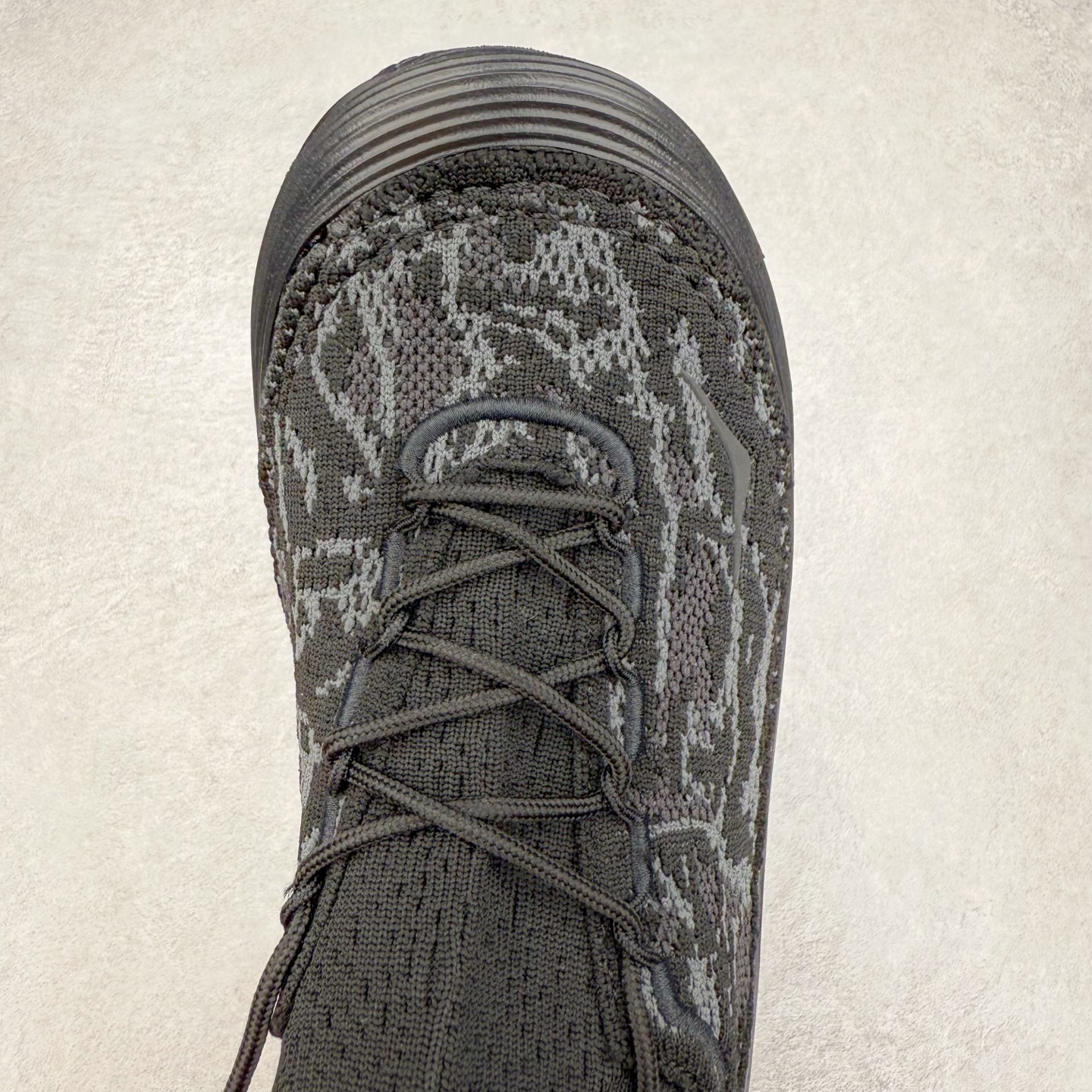 图片[4]-HOKA ONE ONE Restore Chukka 蛇年限定版 舒适防滑低帮休闲城市通勤跑步鞋 男女同款 黑色 HOKA ONE ONE是来自美国的跑步鞋知名品牌，创立于2009年，始终致力于为所有跑者提供更新、更好的跑步装备。相比常规跑鞋，HOKA ONE ONE特别研发使用性能独特的几何形跑鞋中底，此种鞋底更厚、更高、回弹性也更好，除了卓越的缓冲性能，它还能为各种阶段的跑者带来更具动感、更加稳定的跑步体验。HOKA ONE ONE从设计之初就清楚意识到，要保证跑者步幅的均匀一致，双脚自然而然的运动至关重要。实拍调校N版已经零色差零失真 百分百还原实物色彩所见即所得 不存在货不对板色差等低级问题 选购参考实物拍摄 不混卖不参货 只用心做好货严格选品 承诺混一赔十 尺码：36 36.5 37.5 38 38.5 39 40 40.5 41 42 42.5 43 44 44.5 45-选品中心