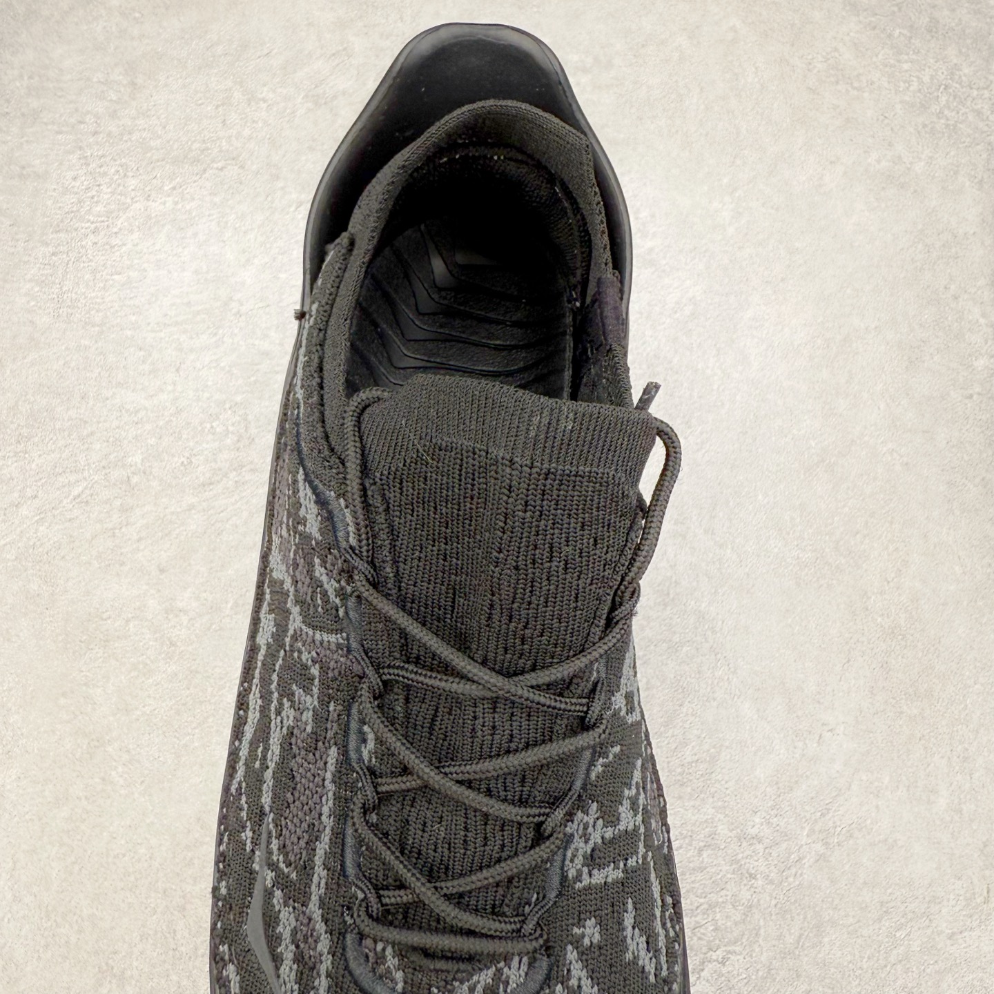 图片[5]-HOKA ONE ONE Restore Chukka 蛇年限定版 舒适防滑低帮休闲城市通勤跑步鞋 男女同款 黑色 HOKA ONE ONE是来自美国的跑步鞋知名品牌，创立于2009年，始终致力于为所有跑者提供更新、更好的跑步装备。相比常规跑鞋，HOKA ONE ONE特别研发使用性能独特的几何形跑鞋中底，此种鞋底更厚、更高、回弹性也更好，除了卓越的缓冲性能，它还能为各种阶段的跑者带来更具动感、更加稳定的跑步体验。HOKA ONE ONE从设计之初就清楚意识到，要保证跑者步幅的均匀一致，双脚自然而然的运动至关重要。实拍调校N版已经零色差零失真 百分百还原实物色彩所见即所得 不存在货不对板色差等低级问题 选购参考实物拍摄 不混卖不参货 只用心做好货严格选品 承诺混一赔十 尺码：36 36.5 37.5 38 38.5 39 40 40.5 41 42 42.5 43 44 44.5 45-选品中心