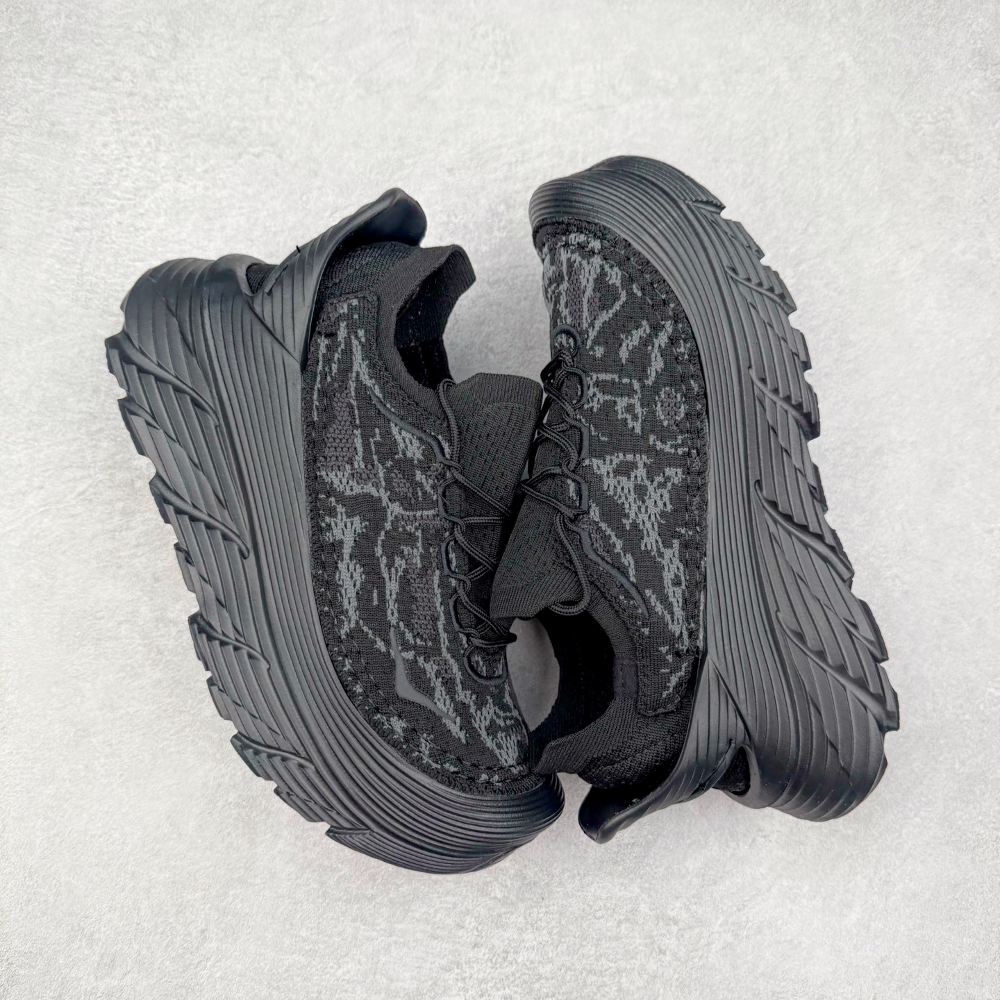 图片[3]-HOKA ONE ONE Restore Chukka 蛇年限定版 舒适防滑低帮休闲城市通勤跑步鞋 男女同款 黑色 HOKA ONE ONE是来自美国的跑步鞋知名品牌，创立于2009年，始终致力于为所有跑者提供更新、更好的跑步装备。相比常规跑鞋，HOKA ONE ONE特别研发使用性能独特的几何形跑鞋中底，此种鞋底更厚、更高、回弹性也更好，除了卓越的缓冲性能，它还能为各种阶段的跑者带来更具动感、更加稳定的跑步体验。HOKA ONE ONE从设计之初就清楚意识到，要保证跑者步幅的均匀一致，双脚自然而然的运动至关重要。实拍调校N版已经零色差零失真 百分百还原实物色彩所见即所得 不存在货不对板色差等低级问题 选购参考实物拍摄 不混卖不参货 只用心做好货严格选品 承诺混一赔十 尺码：36 36.5 37.5 38 38.5 39 40 40.5 41 42 42.5 43 44 44.5 45-选品中心