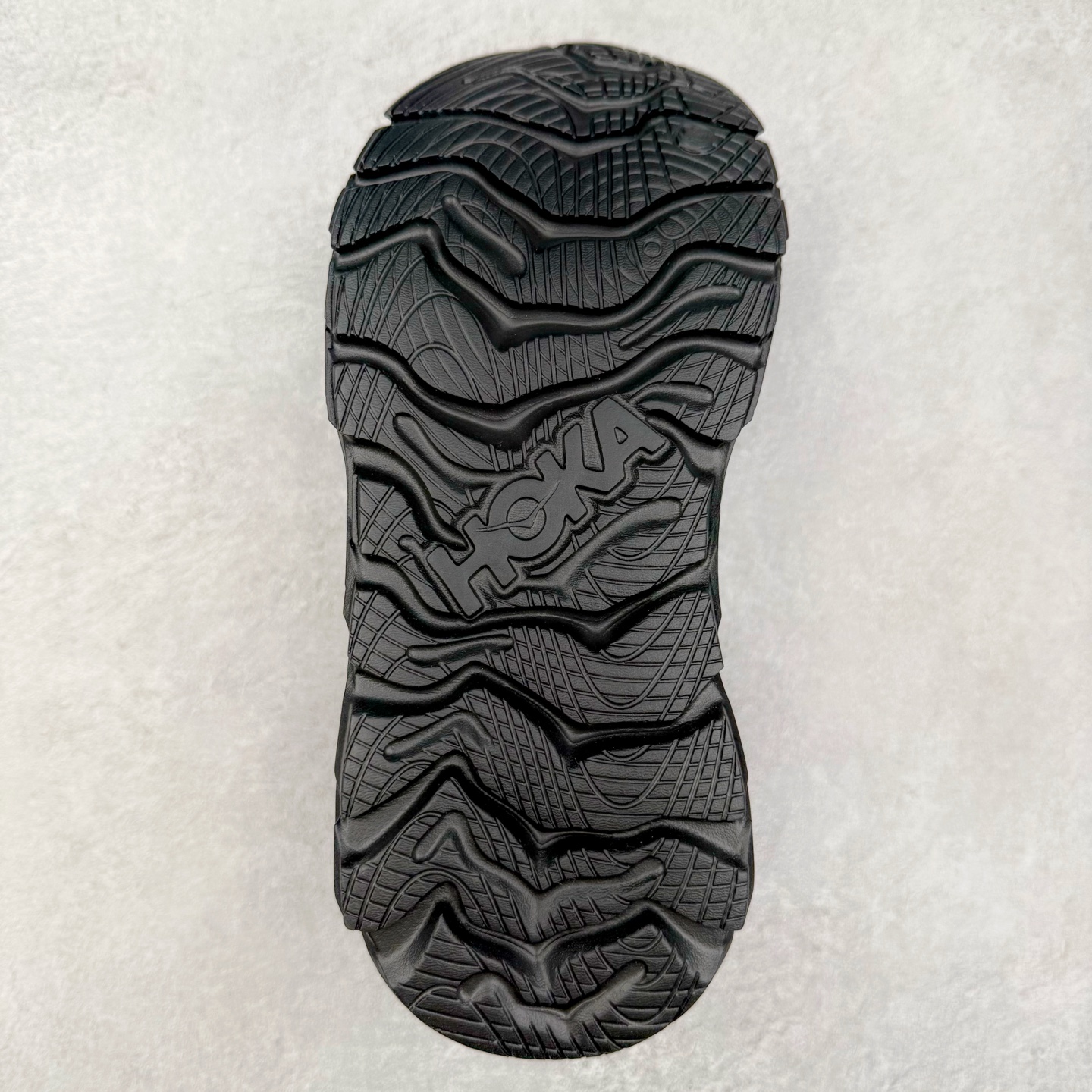 图片[9]-HOKA ONE ONE Restore Chukka 蛇年限定版 舒适防滑低帮休闲城市通勤跑步鞋 男女同款 黑色 HOKA ONE ONE是来自美国的跑步鞋知名品牌，创立于2009年，始终致力于为所有跑者提供更新、更好的跑步装备。相比常规跑鞋，HOKA ONE ONE特别研发使用性能独特的几何形跑鞋中底，此种鞋底更厚、更高、回弹性也更好，除了卓越的缓冲性能，它还能为各种阶段的跑者带来更具动感、更加稳定的跑步体验。HOKA ONE ONE从设计之初就清楚意识到，要保证跑者步幅的均匀一致，双脚自然而然的运动至关重要。实拍调校N版已经零色差零失真 百分百还原实物色彩所见即所得 不存在货不对板色差等低级问题 选购参考实物拍摄 不混卖不参货 只用心做好货严格选品 承诺混一赔十 尺码：36 36.5 37.5 38 38.5 39 40 40.5 41 42 42.5 43 44 44.5 45-选品中心