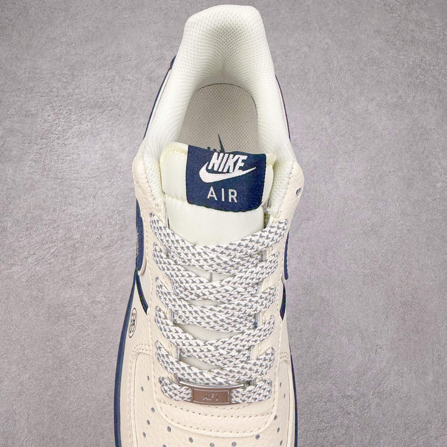 图片[5]-NK Air Force 1´07 Low 空军一号低帮百搭休闲运动板鞋 QW5836-009 柔软、弹性十足的缓震性能和出色的中底设计 横跨复古与现代的外型结合 造就出风靡全球 三十多年的Force 1 直到今天还深受青睐 实拍调校N版已经零色差零失真 百分百还原实物色彩所见即所得 不存在货不对板色差等低级问题 选购参考实物拍摄 不混卖不参货 只用心做好货严格选品 承诺混一赔十 尺码：36 36.5 37.5 38 38.5 39 40 40.5 41 42 42.5 43 44 44.5 45-选品中心