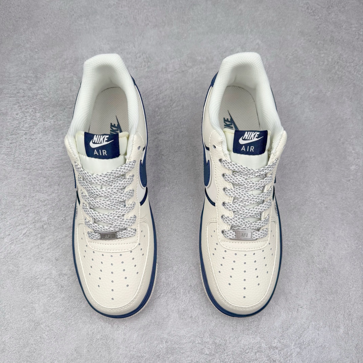 图片[2]-NK Air Force 1´07 Low 空军一号低帮百搭休闲运动板鞋 QW5836-009 柔软、弹性十足的缓震性能和出色的中底设计 横跨复古与现代的外型结合 造就出风靡全球 三十多年的Force 1 直到今天还深受青睐 实拍调校N版已经零色差零失真 百分百还原实物色彩所见即所得 不存在货不对板色差等低级问题 选购参考实物拍摄 不混卖不参货 只用心做好货严格选品 承诺混一赔十 尺码：36 36.5 37.5 38 38.5 39 40 40.5 41 42 42.5 43 44 44.5 45-选品中心