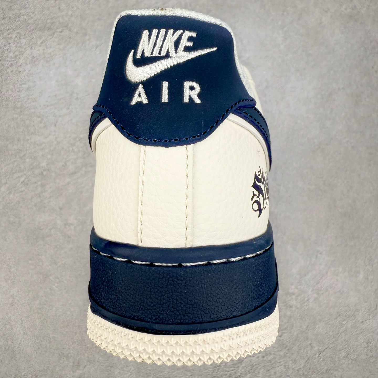 图片[8]-NK Air Force 1´07 Low 空军一号低帮百搭休闲运动板鞋 QW5836-009 柔软、弹性十足的缓震性能和出色的中底设计 横跨复古与现代的外型结合 造就出风靡全球 三十多年的Force 1 直到今天还深受青睐 实拍调校N版已经零色差零失真 百分百还原实物色彩所见即所得 不存在货不对板色差等低级问题 选购参考实物拍摄 不混卖不参货 只用心做好货严格选品 承诺混一赔十 尺码：36 36.5 37.5 38 38.5 39 40 40.5 41 42 42.5 43 44 44.5 45-选品中心