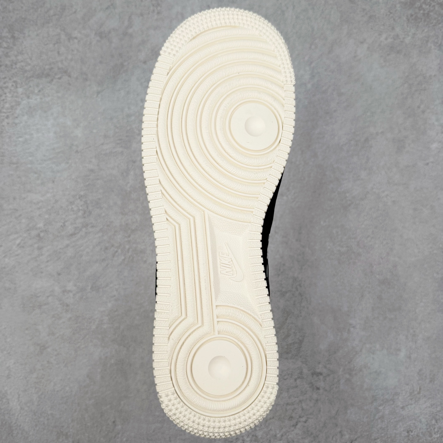 图片[9]-NK Air Force 1´07 Low 空军一号低帮百搭休闲运动板鞋 QW5836-009 柔软、弹性十足的缓震性能和出色的中底设计 横跨复古与现代的外型结合 造就出风靡全球 三十多年的Force 1 直到今天还深受青睐 实拍调校N版已经零色差零失真 百分百还原实物色彩所见即所得 不存在货不对板色差等低级问题 选购参考实物拍摄 不混卖不参货 只用心做好货严格选品 承诺混一赔十 尺码：36 36.5 37.5 38 38.5 39 40 40.5 41 42 42.5 43 44 44.5 45-选品中心