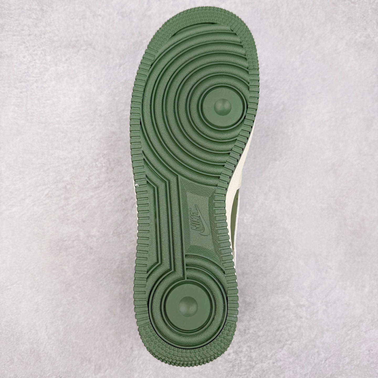 图片[9]-NK Air Force 1´07 Low 空军一号低帮百搭休闲运动板鞋 KK1988-095 柔软、弹性十足的缓震性能和出色的中底设计 横跨复古与现代的外型结合 造就出风靡全球 三十多年的Force 1 直到今天还深受青睐 实拍调校N版已经零色差零失真 百分百还原实物色彩所见即所得 不存在货不对板色差等低级问题 选购参考实物拍摄 不混卖不参货 只用心做好货严格选品 承诺混一赔十 尺码：36 36.5 37.5 38 38.5 39 40 40.5 41 42 42.5 43 44 44.5 45-选品中心