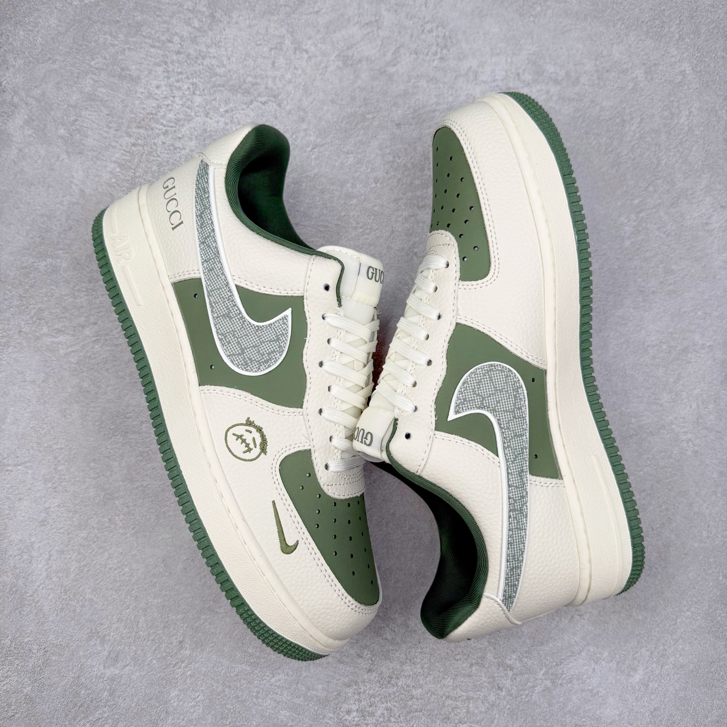 图片[3]-NK Air Force 1´07 Low 空军一号低帮百搭休闲运动板鞋 KK1988-095 柔软、弹性十足的缓震性能和出色的中底设计 横跨复古与现代的外型结合 造就出风靡全球 三十多年的Force 1 直到今天还深受青睐 实拍调校N版已经零色差零失真 百分百还原实物色彩所见即所得 不存在货不对板色差等低级问题 选购参考实物拍摄 不混卖不参货 只用心做好货严格选品 承诺混一赔十 尺码：36 36.5 37.5 38 38.5 39 40 40.5 41 42 42.5 43 44 44.5 45-选品中心