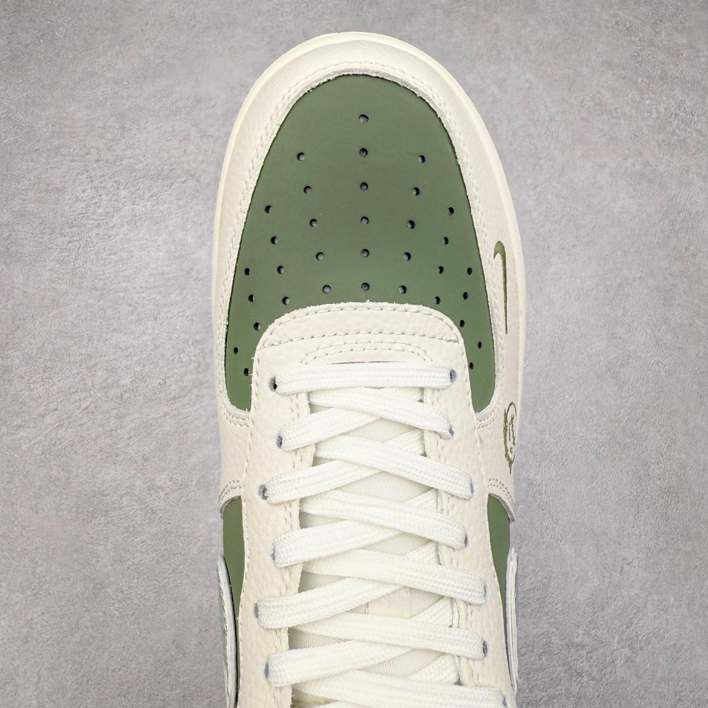 图片[4]-NK Air Force 1´07 Low 空军一号低帮百搭休闲运动板鞋 KK1988-095 柔软、弹性十足的缓震性能和出色的中底设计 横跨复古与现代的外型结合 造就出风靡全球 三十多年的Force 1 直到今天还深受青睐 实拍调校N版已经零色差零失真 百分百还原实物色彩所见即所得 不存在货不对板色差等低级问题 选购参考实物拍摄 不混卖不参货 只用心做好货严格选品 承诺混一赔十 尺码：36 36.5 37.5 38 38.5 39 40 40.5 41 42 42.5 43 44 44.5 45-选品中心