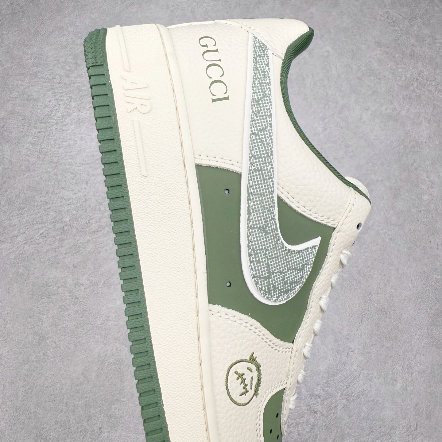 图片[6]-NK Air Force 1´07 Low 空军一号低帮百搭休闲运动板鞋 KK1988-095 柔软、弹性十足的缓震性能和出色的中底设计 横跨复古与现代的外型结合 造就出风靡全球 三十多年的Force 1 直到今天还深受青睐 实拍调校N版已经零色差零失真 百分百还原实物色彩所见即所得 不存在货不对板色差等低级问题 选购参考实物拍摄 不混卖不参货 只用心做好货严格选品 承诺混一赔十 尺码：36 36.5 37.5 38 38.5 39 40 40.5 41 42 42.5 43 44 44.5 45-选品中心