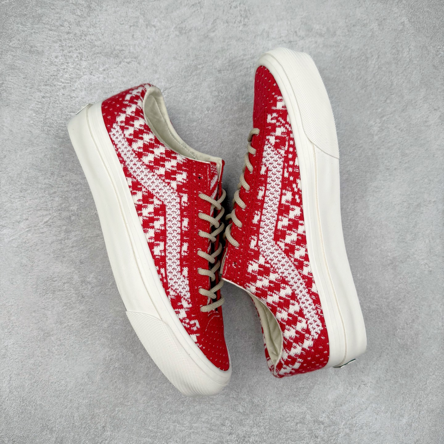 图片[3]-Vans Old Skool 36 EK 编织系列 Vans Premium 高阶支线 舒适百搭防滑耐磨休闲滑板鞋 鞋面采用编织面料工艺，舒适透气，独特新颖打破传统，复古感拉满。鞋底沿用招牌“华夫格”纹路，抓地力强，同时搭载缓震鞋垫，脚感轻盈贴合，适合日常通勤和滑板运动。 货号：VN000D8HHR0 黑色 货号：VN000D8HESW 红色 尺码：35 36 36.5 37 38 38.5 39 40 40.5 41 42 42.5 43 44-选品中心