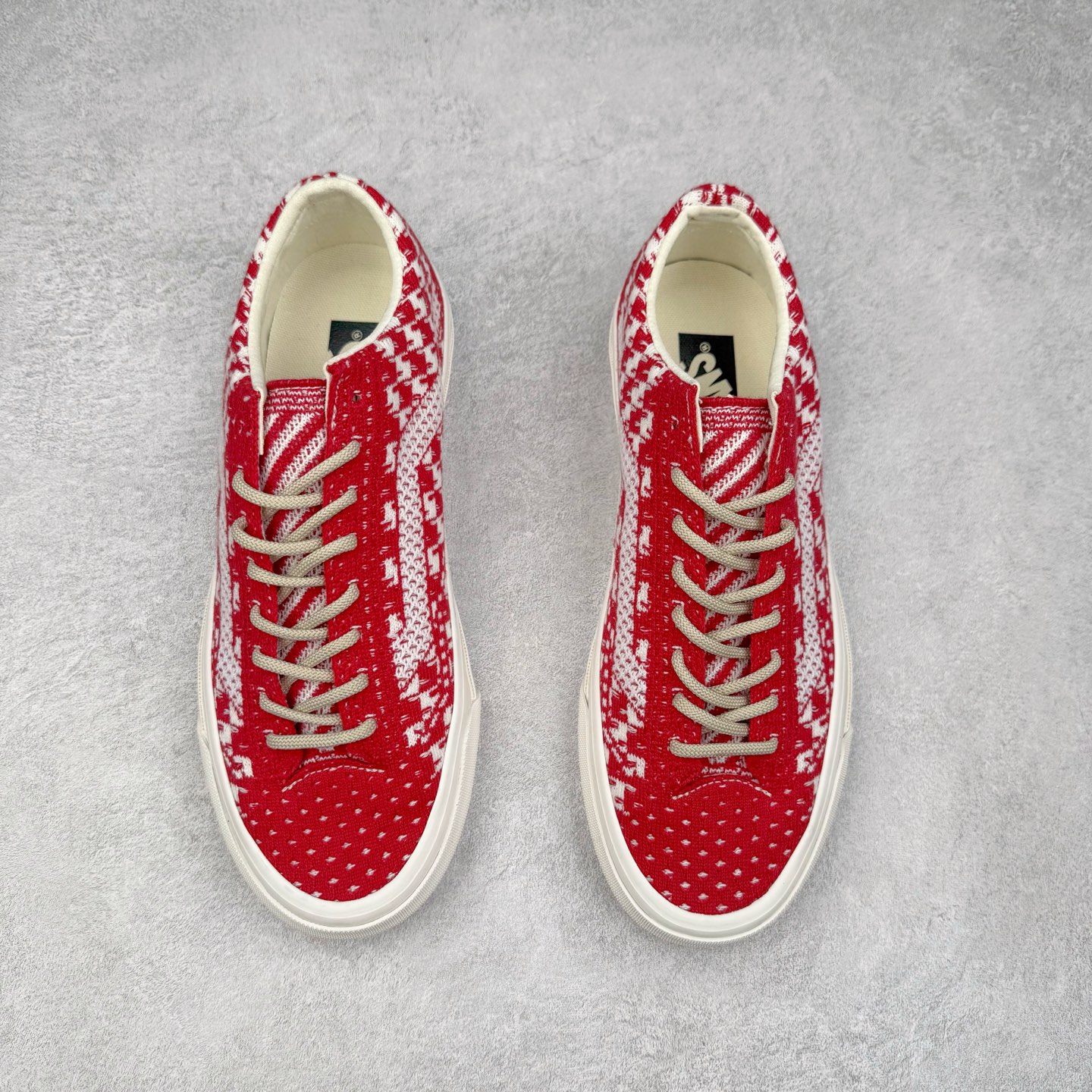 图片[2]-Vans Old Skool 36 EK 编织系列 Vans Premium 高阶支线 舒适百搭防滑耐磨休闲滑板鞋 鞋面采用编织面料工艺，舒适透气，独特新颖打破传统，复古感拉满。鞋底沿用招牌“华夫格”纹路，抓地力强，同时搭载缓震鞋垫，脚感轻盈贴合，适合日常通勤和滑板运动。 货号：VN000D8HHR0 黑色 货号：VN000D8HESW 红色 尺码：35 36 36.5 37 38 38.5 39 40 40.5 41 42 42.5 43 44-选品中心