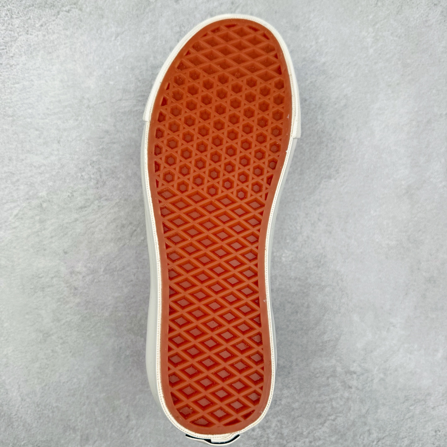 图片[9]-Vans Old Skool 36 EK 编织系列 Vans Premium 高阶支线 舒适百搭防滑耐磨休闲滑板鞋 鞋面采用编织面料工艺，舒适透气，独特新颖打破传统，复古感拉满。鞋底沿用招牌“华夫格”纹路，抓地力强，同时搭载缓震鞋垫，脚感轻盈贴合，适合日常通勤和滑板运动。 货号：VN000D8HHR0 黑色 货号：VN000D8HESW 红色 尺码：35 36 36.5 37 38 38.5 39 40 40.5 41 42 42.5 43 44-选品中心