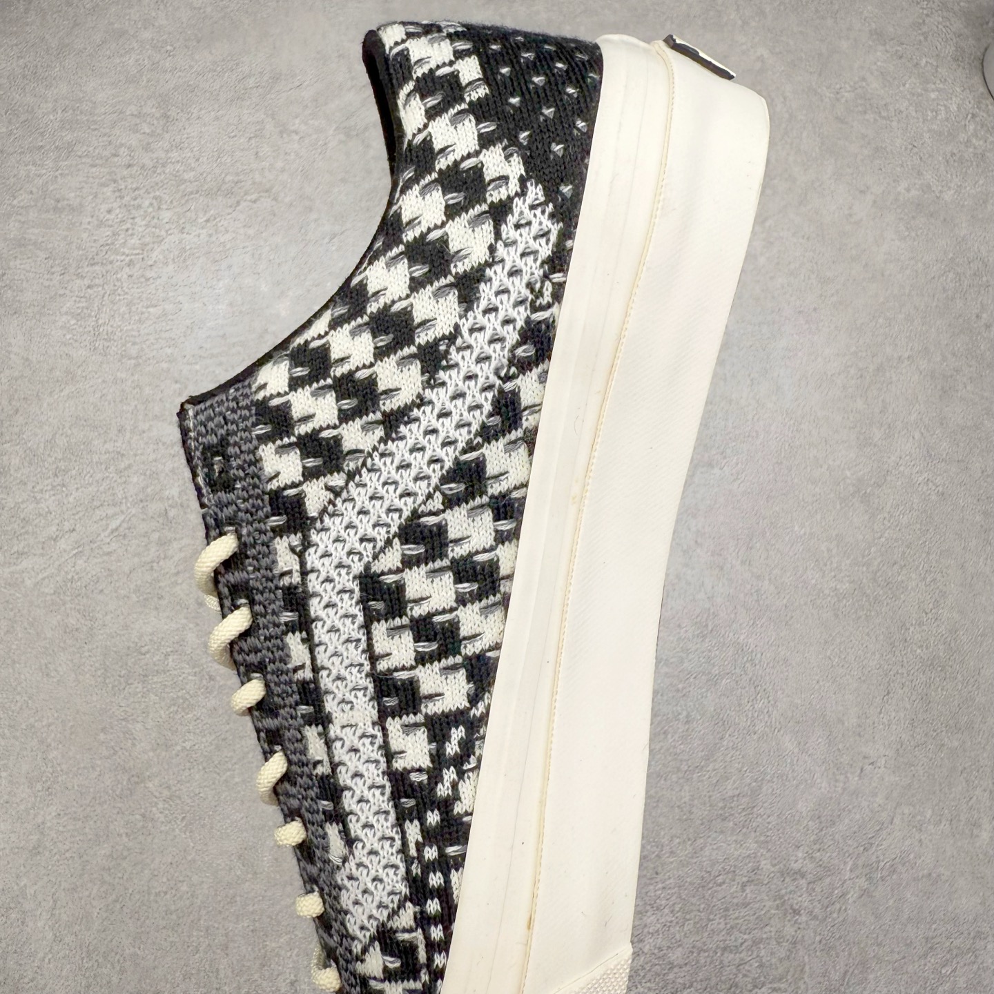 图片[7]-Vans Old Skool 36 EK 编织系列 Vans Premium 高阶支线 舒适百搭防滑耐磨休闲滑板鞋 鞋面采用编织面料工艺，舒适透气，独特新颖打破传统，复古感拉满。鞋底沿用招牌“华夫格”纹路，抓地力强，同时搭载缓震鞋垫，脚感轻盈贴合，适合日常通勤和滑板运动。 货号：VN000D8HHR0 黑色 货号：VN000D8HESW 红色 尺码：35 36 36.5 37 38 38.5 39 40 40.5 41 42 42.5 43 44-选品中心