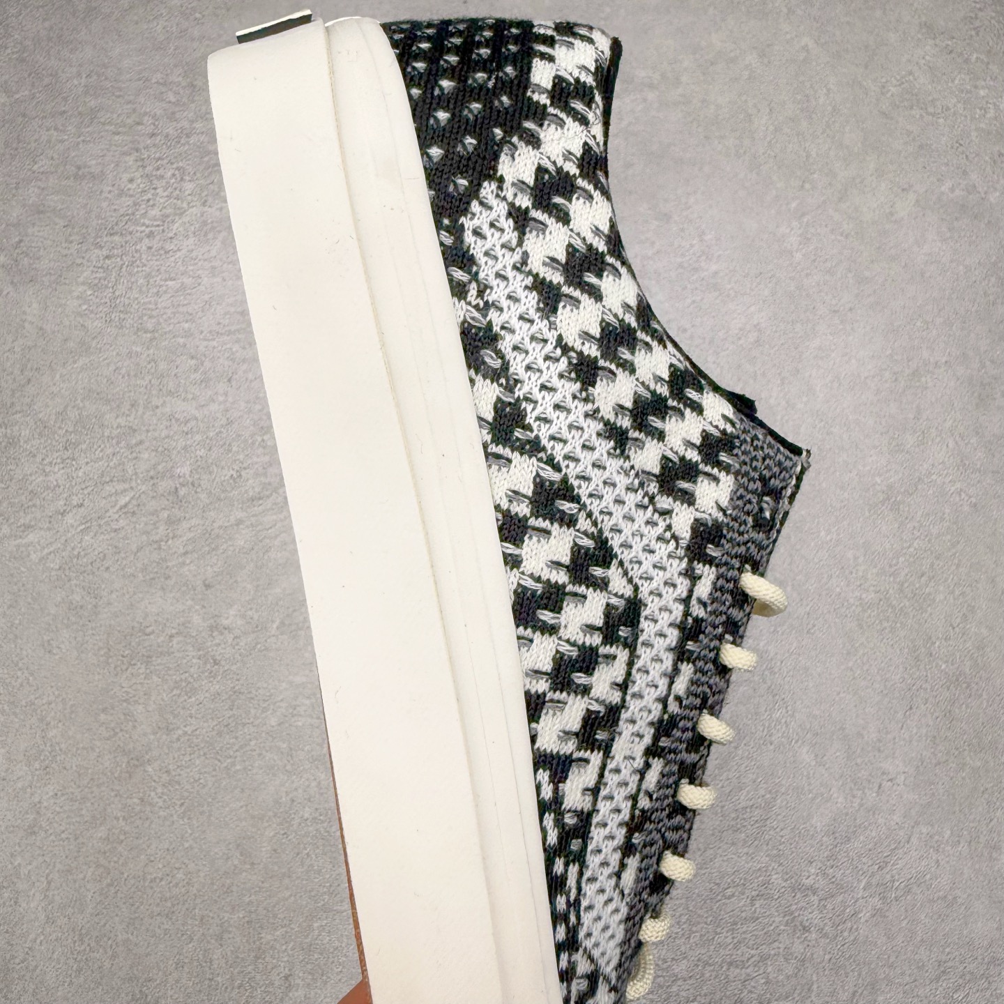 图片[6]-Vans Old Skool 36 EK 编织系列 Vans Premium 高阶支线 舒适百搭防滑耐磨休闲滑板鞋 鞋面采用编织面料工艺，舒适透气，独特新颖打破传统，复古感拉满。鞋底沿用招牌“华夫格”纹路，抓地力强，同时搭载缓震鞋垫，脚感轻盈贴合，适合日常通勤和滑板运动。 货号：VN000D8HHR0 黑色 货号：VN000D8HESW 红色 尺码：35 36 36.5 37 38 38.5 39 40 40.5 41 42 42.5 43 44-选品中心