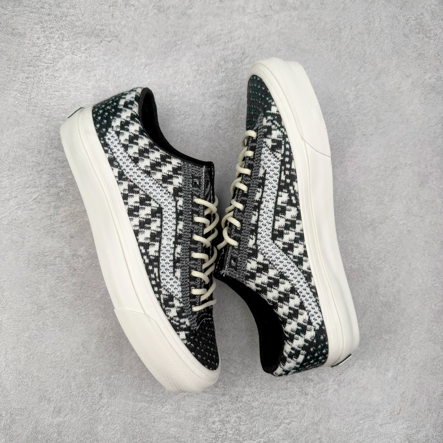 图片[3]-Vans Old Skool 36 EK 编织系列 Vans Premium 高阶支线 舒适百搭防滑耐磨休闲滑板鞋 鞋面采用编织面料工艺，舒适透气，独特新颖打破传统，复古感拉满。鞋底沿用招牌“华夫格”纹路，抓地力强，同时搭载缓震鞋垫，脚感轻盈贴合，适合日常通勤和滑板运动。 货号：VN000D8HHR0 黑色 货号：VN000D8HESW 红色 尺码：35 36 36.5 37 38 38.5 39 40 40.5 41 42 42.5 43 44-选品中心