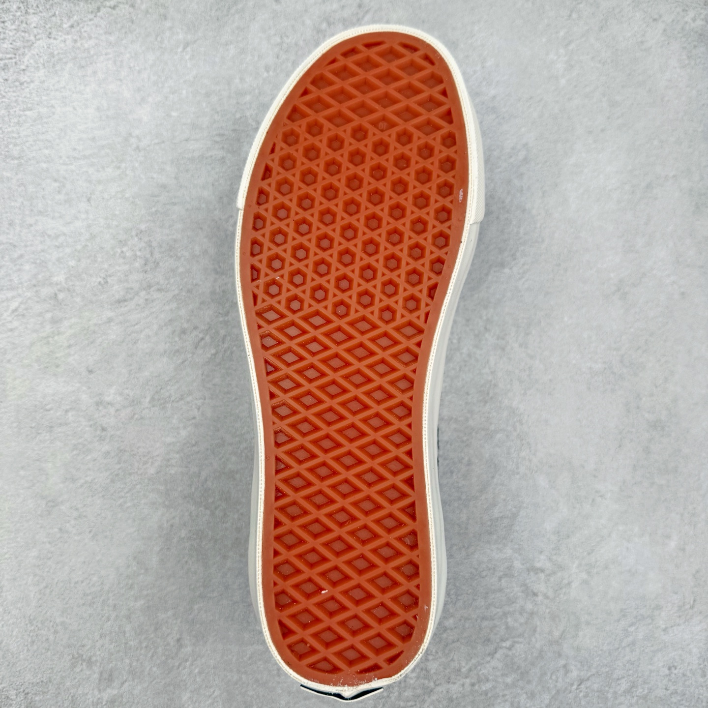 图片[9]-Vans Old Skool 36 EK 编织系列 Vans Premium 高阶支线 舒适百搭防滑耐磨休闲滑板鞋 鞋面采用编织面料工艺，舒适透气，独特新颖打破传统，复古感拉满。鞋底沿用招牌“华夫格”纹路，抓地力强，同时搭载缓震鞋垫，脚感轻盈贴合，适合日常通勤和滑板运动。 货号：VN000D8HHR0 黑色 货号：VN000D8HESW 红色 尺码：35 36 36.5 37 38 38.5 39 40 40.5 41 42 42.5 43 44-选品中心