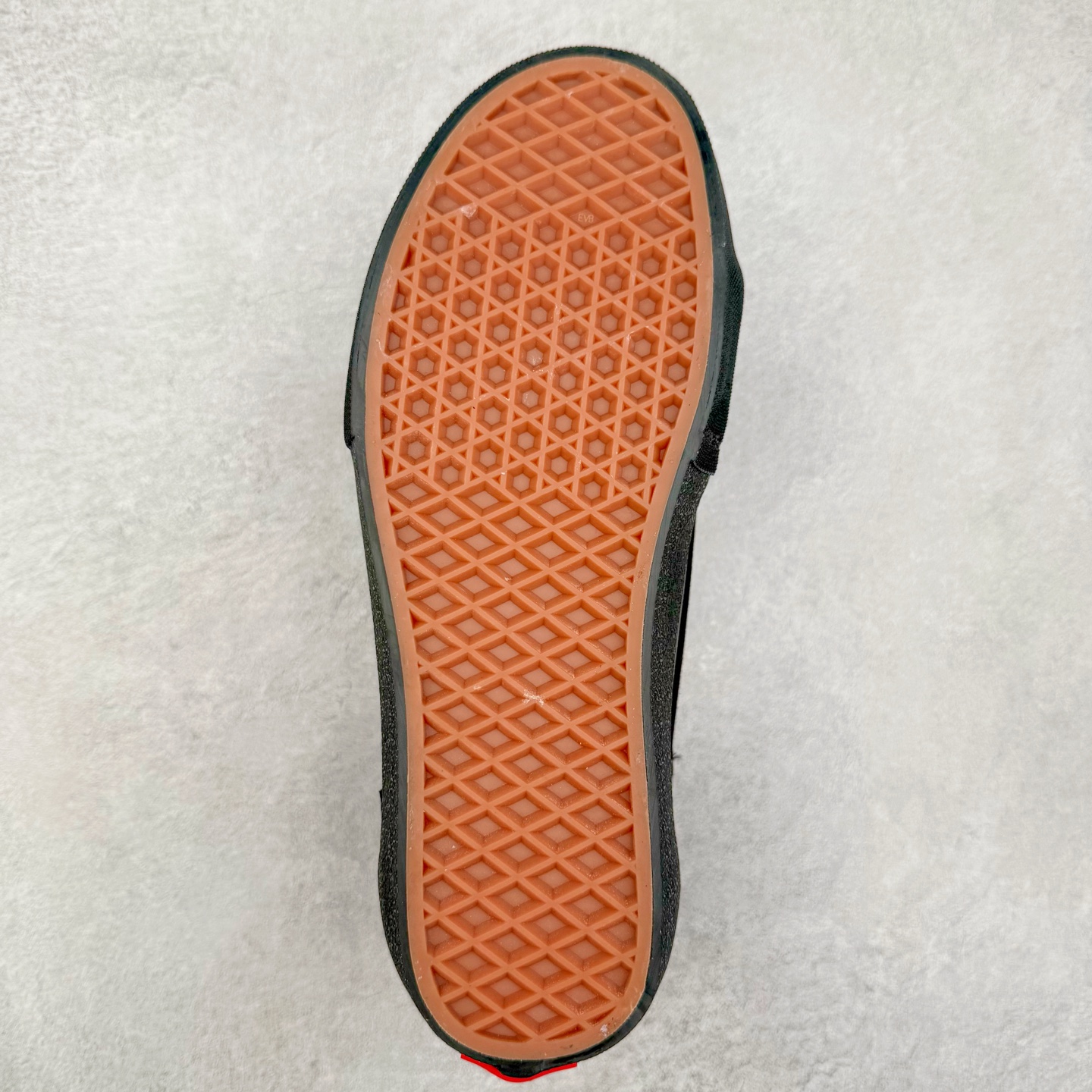 图片[9]-Vans SK8-Low 黑武士 全新一代 低帮硫化帆布鞋 鞋款以黑色麂皮搭配帆布鞋面打造整体鞋身，减震EVA鞋垫装置增强脚感体验，以SK8-low鞋身为蓝本，风格极具辨识度，上脚凸显穿搭功力。 货号：VN0A4U3EY28 尺码：35 36 36.5 37 38 38.5 39 40 40.5 41 42 42.5 43 44-选品中心