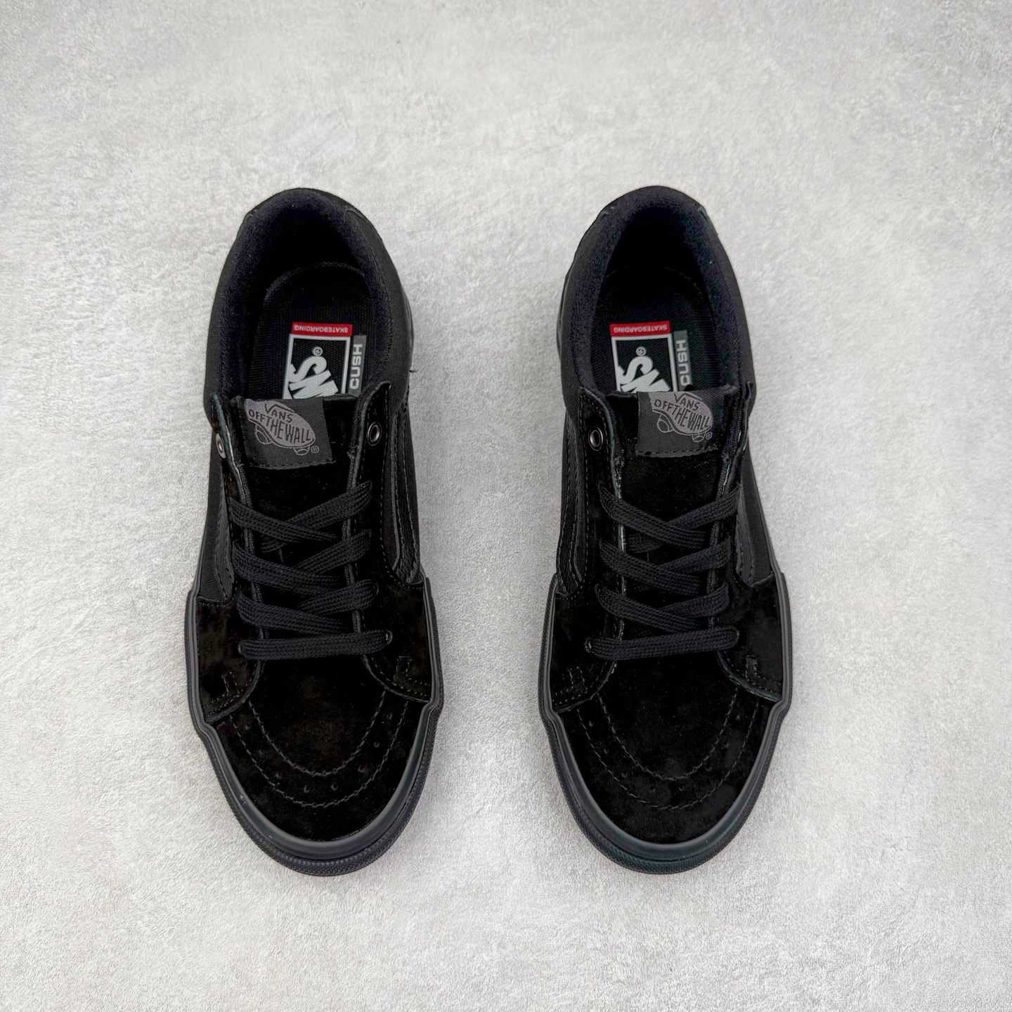 图片[2]-Vans SK8-Low 黑武士 全新一代 低帮硫化帆布鞋 鞋款以黑色麂皮搭配帆布鞋面打造整体鞋身，减震EVA鞋垫装置增强脚感体验，以SK8-low鞋身为蓝本，风格极具辨识度，上脚凸显穿搭功力。 货号：VN0A4U3EY28 尺码：35 36 36.5 37 38 38.5 39 40 40.5 41 42 42.5 43 44-选品中心