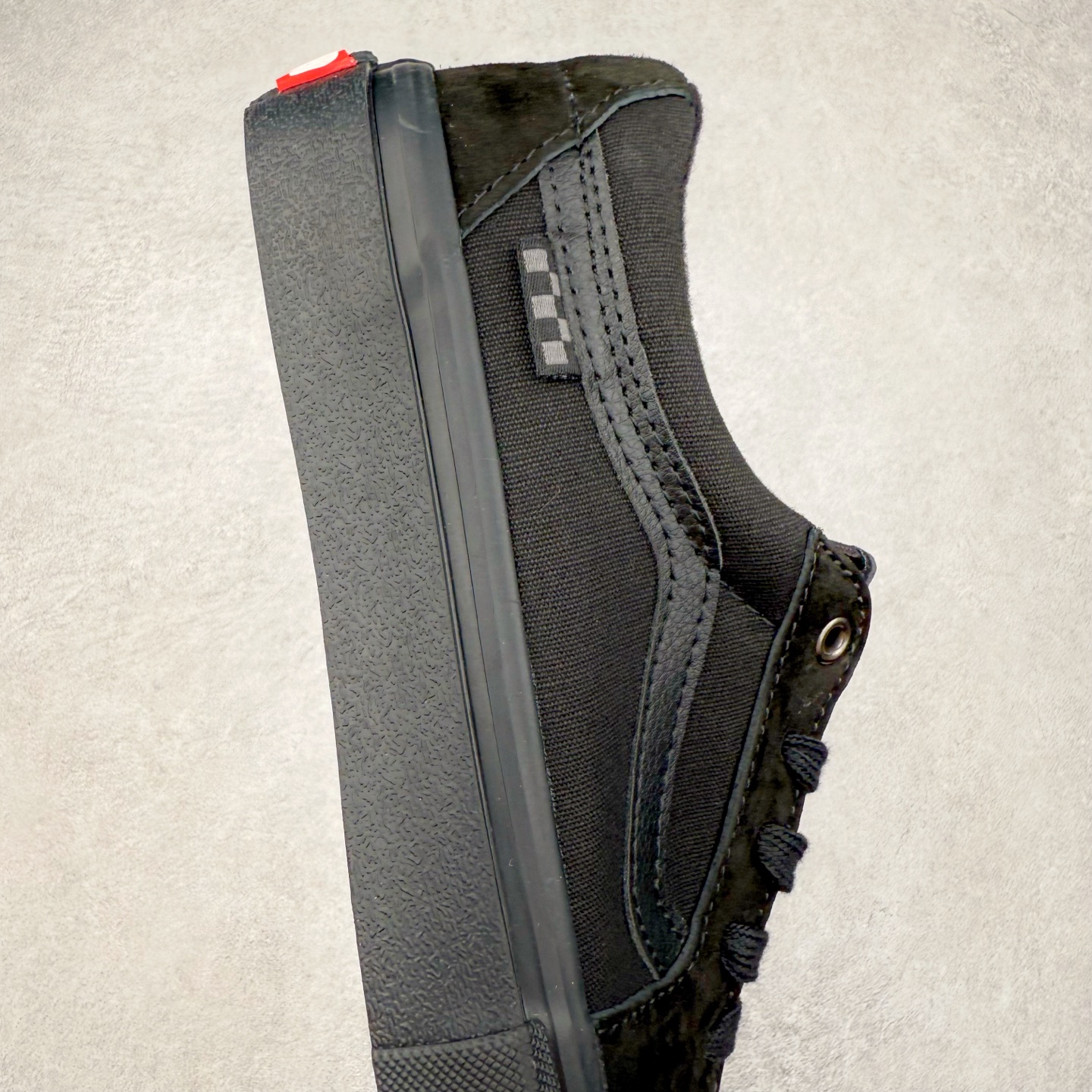 图片[6]-Vans SK8-Low 黑武士 全新一代 低帮硫化帆布鞋 鞋款以黑色麂皮搭配帆布鞋面打造整体鞋身，减震EVA鞋垫装置增强脚感体验，以SK8-low鞋身为蓝本，风格极具辨识度，上脚凸显穿搭功力。 货号：VN0A4U3EY28 尺码：35 36 36.5 37 38 38.5 39 40 40.5 41 42 42.5 43 44-选品中心