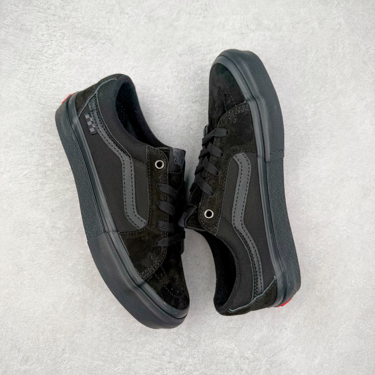 图片[3]-Vans SK8-Low 黑武士 全新一代 低帮硫化帆布鞋 鞋款以黑色麂皮搭配帆布鞋面打造整体鞋身，减震EVA鞋垫装置增强脚感体验，以SK8-low鞋身为蓝本，风格极具辨识度，上脚凸显穿搭功力。 货号：VN0A4U3EY28 尺码：35 36 36.5 37 38 38.5 39 40 40.5 41 42 42.5 43 44-选品中心