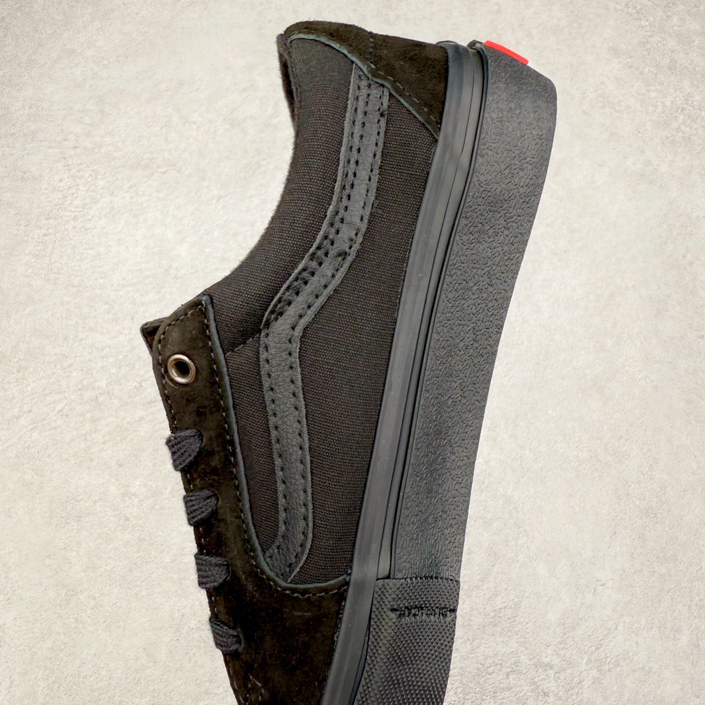 图片[7]-Vans SK8-Low 黑武士 全新一代 低帮硫化帆布鞋 鞋款以黑色麂皮搭配帆布鞋面打造整体鞋身，减震EVA鞋垫装置增强脚感体验，以SK8-low鞋身为蓝本，风格极具辨识度，上脚凸显穿搭功力。 货号：VN0A4U3EY28 尺码：35 36 36.5 37 38 38.5 39 40 40.5 41 42 42.5 43 44-选品中心