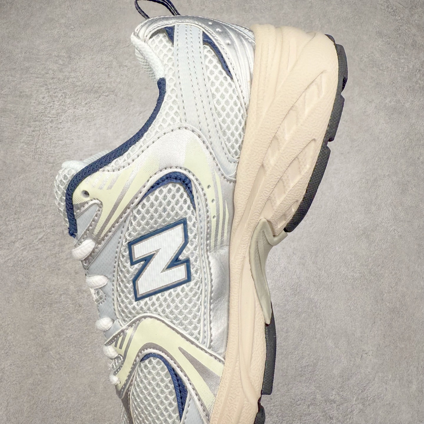 图片[7]-＃福利特价 New Balance NB530 新百伦复古透气跑步鞋 抛弃过往以皮革为主的人气轮廓 以极具复古风范的跑鞋外观呈现 设计上全鞋以简约清爽的纯白色作基底 鞋身覆盖大面积织物网眼材质 并于鞋头、鞋带孔眼片等细节处点缀对比鲜明的反光银镀层凸显 鞋舌、侧身等位置则辅以一贯的「N」字标志和品牌徽标彰显身份 最后通过搭载的 ABZORB 缓震中底完善整体造型 尺码：36 37 37.5 38 38.5 39 40 40.5 41 42 42.5 43 44 45-选品中心