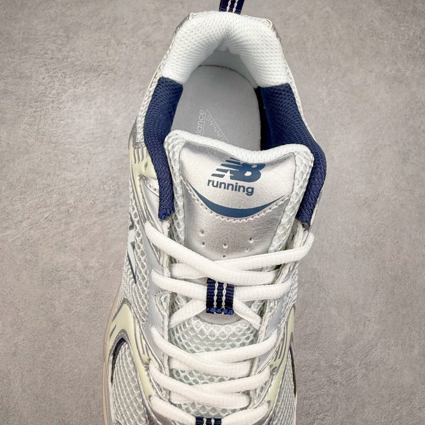 图片[5]-＃福利特价 New Balance NB530 新百伦复古透气跑步鞋 抛弃过往以皮革为主的人气轮廓 以极具复古风范的跑鞋外观呈现 设计上全鞋以简约清爽的纯白色作基底 鞋身覆盖大面积织物网眼材质 并于鞋头、鞋带孔眼片等细节处点缀对比鲜明的反光银镀层凸显 鞋舌、侧身等位置则辅以一贯的「N」字标志和品牌徽标彰显身份 最后通过搭载的 ABZORB 缓震中底完善整体造型 尺码：36 37 37.5 38 38.5 39 40 40.5 41 42 42.5 43 44 45-选品中心