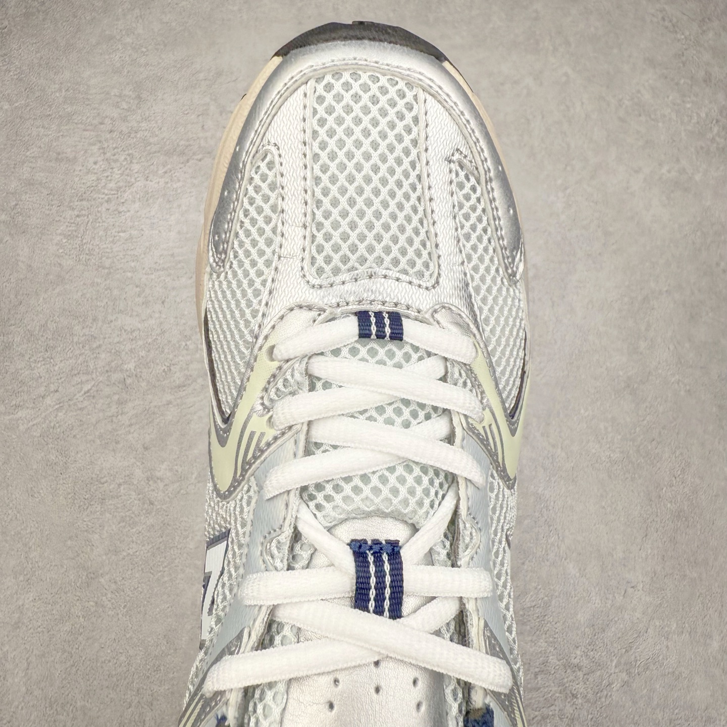 图片[4]-＃福利特价 New Balance NB530 新百伦复古透气跑步鞋 抛弃过往以皮革为主的人气轮廓 以极具复古风范的跑鞋外观呈现 设计上全鞋以简约清爽的纯白色作基底 鞋身覆盖大面积织物网眼材质 并于鞋头、鞋带孔眼片等细节处点缀对比鲜明的反光银镀层凸显 鞋舌、侧身等位置则辅以一贯的「N」字标志和品牌徽标彰显身份 最后通过搭载的 ABZORB 缓震中底完善整体造型 尺码：36 37 37.5 38 38.5 39 40 40.5 41 42 42.5 43 44 45-选品中心