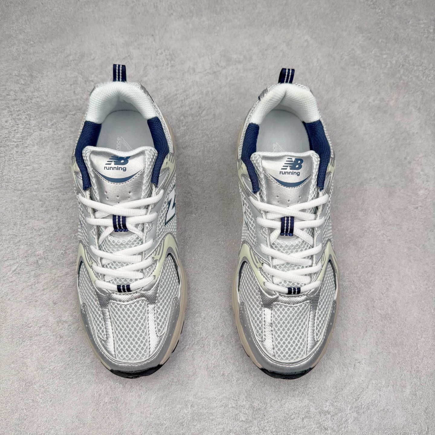 图片[2]-＃福利特价 New Balance NB530 新百伦复古透气跑步鞋 抛弃过往以皮革为主的人气轮廓 以极具复古风范的跑鞋外观呈现 设计上全鞋以简约清爽的纯白色作基底 鞋身覆盖大面积织物网眼材质 并于鞋头、鞋带孔眼片等细节处点缀对比鲜明的反光银镀层凸显 鞋舌、侧身等位置则辅以一贯的「N」字标志和品牌徽标彰显身份 最后通过搭载的 ABZORB 缓震中底完善整体造型 尺码：36 37 37.5 38 38.5 39 40 40.5 41 42 42.5 43 44 45-选品中心