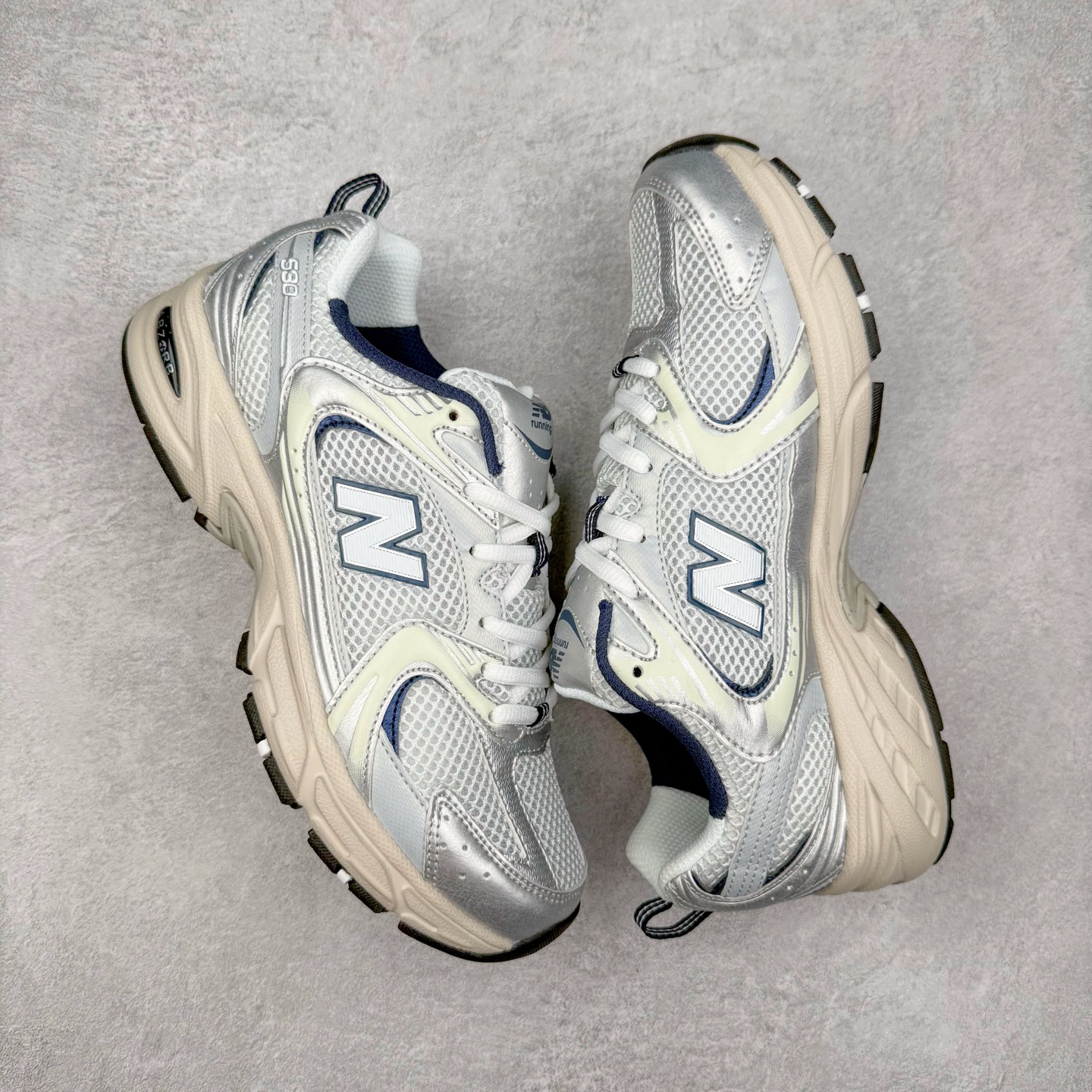 图片[3]-＃福利特价 New Balance NB530 新百伦复古透气跑步鞋 抛弃过往以皮革为主的人气轮廓 以极具复古风范的跑鞋外观呈现 设计上全鞋以简约清爽的纯白色作基底 鞋身覆盖大面积织物网眼材质 并于鞋头、鞋带孔眼片等细节处点缀对比鲜明的反光银镀层凸显 鞋舌、侧身等位置则辅以一贯的「N」字标志和品牌徽标彰显身份 最后通过搭载的 ABZORB 缓震中底完善整体造型 尺码：36 37 37.5 38 38.5 39 40 40.5 41 42 42.5 43 44 45-选品中心