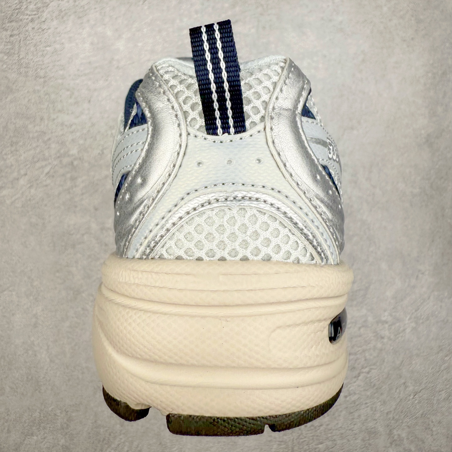 图片[8]-＃福利特价 New Balance NB530 新百伦复古透气跑步鞋 抛弃过往以皮革为主的人气轮廓 以极具复古风范的跑鞋外观呈现 设计上全鞋以简约清爽的纯白色作基底 鞋身覆盖大面积织物网眼材质 并于鞋头、鞋带孔眼片等细节处点缀对比鲜明的反光银镀层凸显 鞋舌、侧身等位置则辅以一贯的「N」字标志和品牌徽标彰显身份 最后通过搭载的 ABZORB 缓震中底完善整体造型 尺码：36 37 37.5 38 38.5 39 40 40.5 41 42 42.5 43 44 45-选品中心