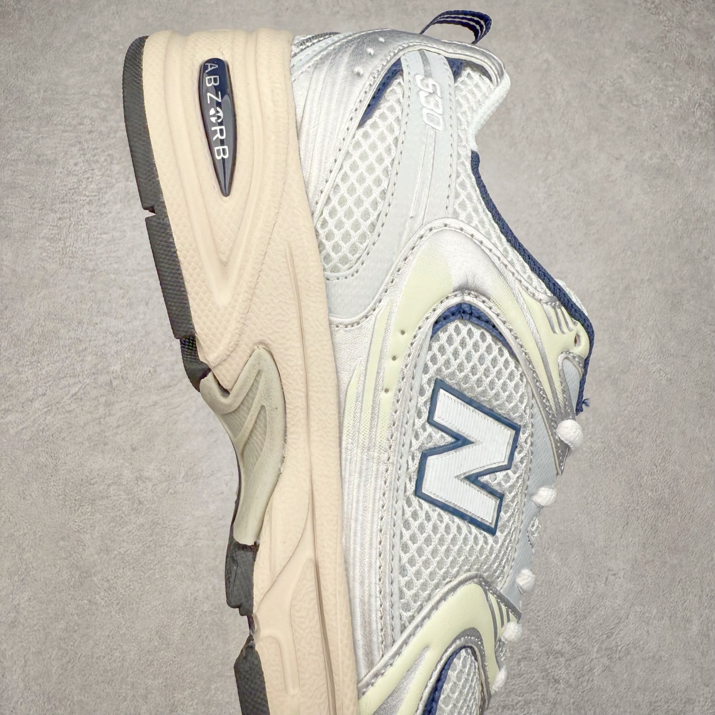图片[6]-＃福利特价 New Balance NB530 新百伦复古透气跑步鞋 抛弃过往以皮革为主的人气轮廓 以极具复古风范的跑鞋外观呈现 设计上全鞋以简约清爽的纯白色作基底 鞋身覆盖大面积织物网眼材质 并于鞋头、鞋带孔眼片等细节处点缀对比鲜明的反光银镀层凸显 鞋舌、侧身等位置则辅以一贯的「N」字标志和品牌徽标彰显身份 最后通过搭载的 ABZORB 缓震中底完善整体造型 尺码：36 37 37.5 38 38.5 39 40 40.5 41 42 42.5 43 44 45-选品中心