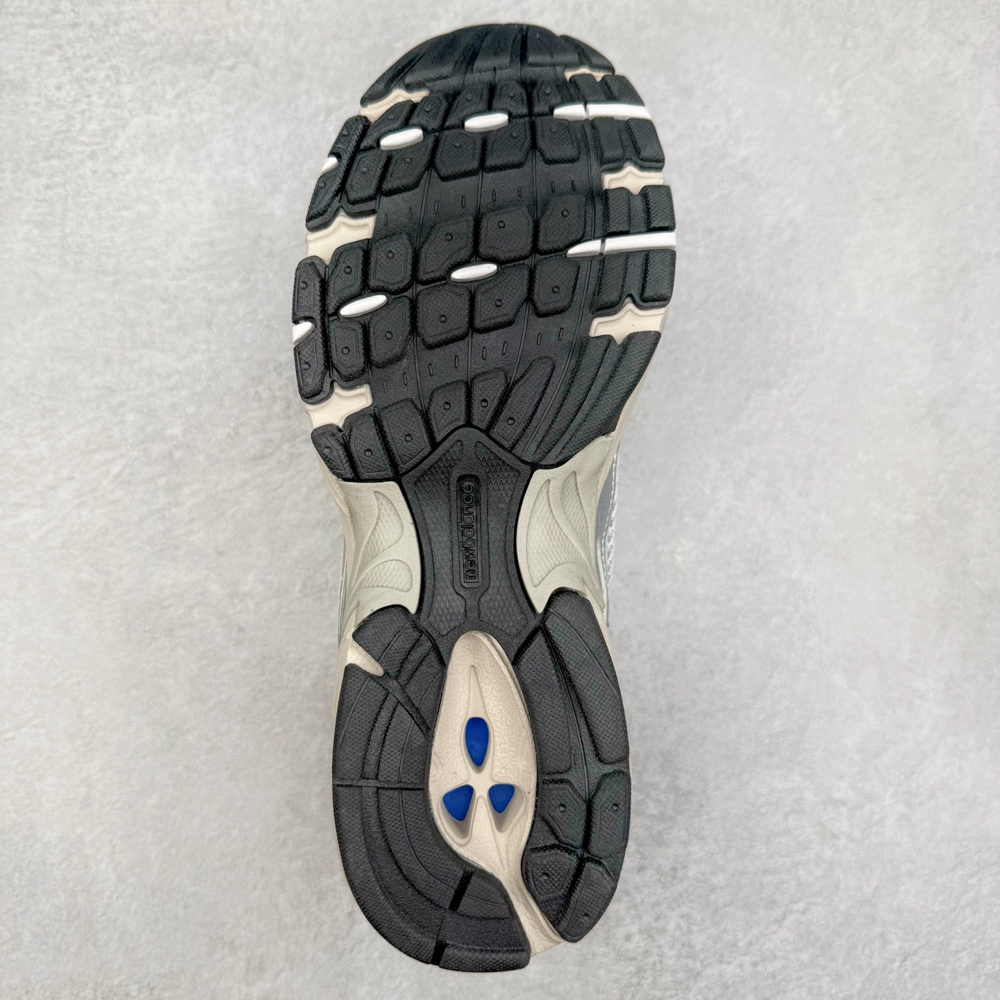 图片[9]-＃福利特价 New Balance NB530 新百伦复古透气跑步鞋 抛弃过往以皮革为主的人气轮廓 以极具复古风范的跑鞋外观呈现 设计上全鞋以简约清爽的纯白色作基底 鞋身覆盖大面积织物网眼材质 并于鞋头、鞋带孔眼片等细节处点缀对比鲜明的反光银镀层凸显 鞋舌、侧身等位置则辅以一贯的「N」字标志和品牌徽标彰显身份 最后通过搭载的 ABZORB 缓震中底完善整体造型 尺码：36 37 37.5 38 38.5 39 40 40.5 41 42 42.5 43 44 45-选品中心