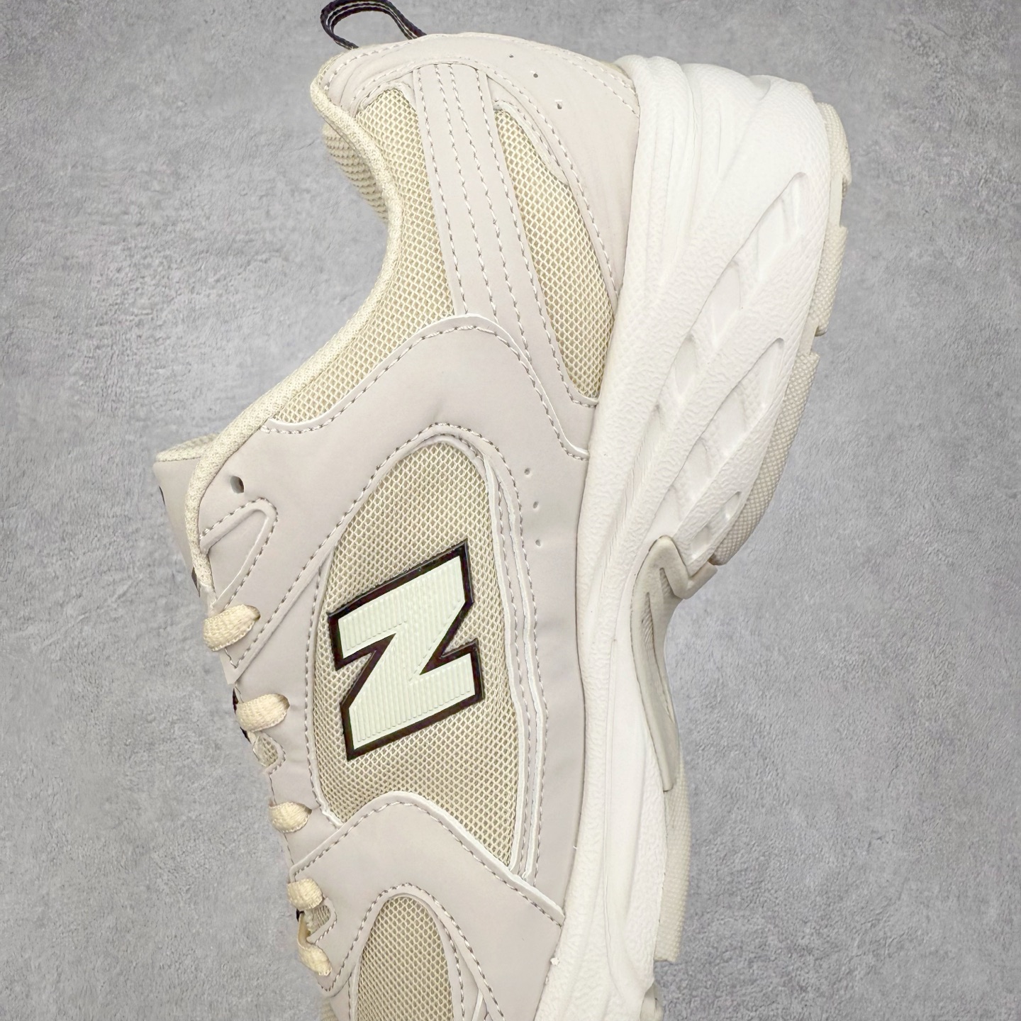 图片[7]-＃福利特价 New Balance NB530 新百伦复古透气跑步鞋 抛弃过往以皮革为主的人气轮廓 以极具复古风范的跑鞋外观呈现 设计上全鞋以简约清爽的纯白色作基底 鞋身覆盖大面积织物网眼材质 并于鞋头、鞋带孔眼片等细节处点缀对比鲜明的反光银镀层凸显 鞋舌、侧身等位置则辅以一贯的「N」字标志和品牌徽标彰显身份 最后通过搭载的 ABZORB 缓震中底完善整体造型 尺码：36 37 37.5 38 38.5 39 40 40.5 41 42 42.5 43 44 45-选品中心