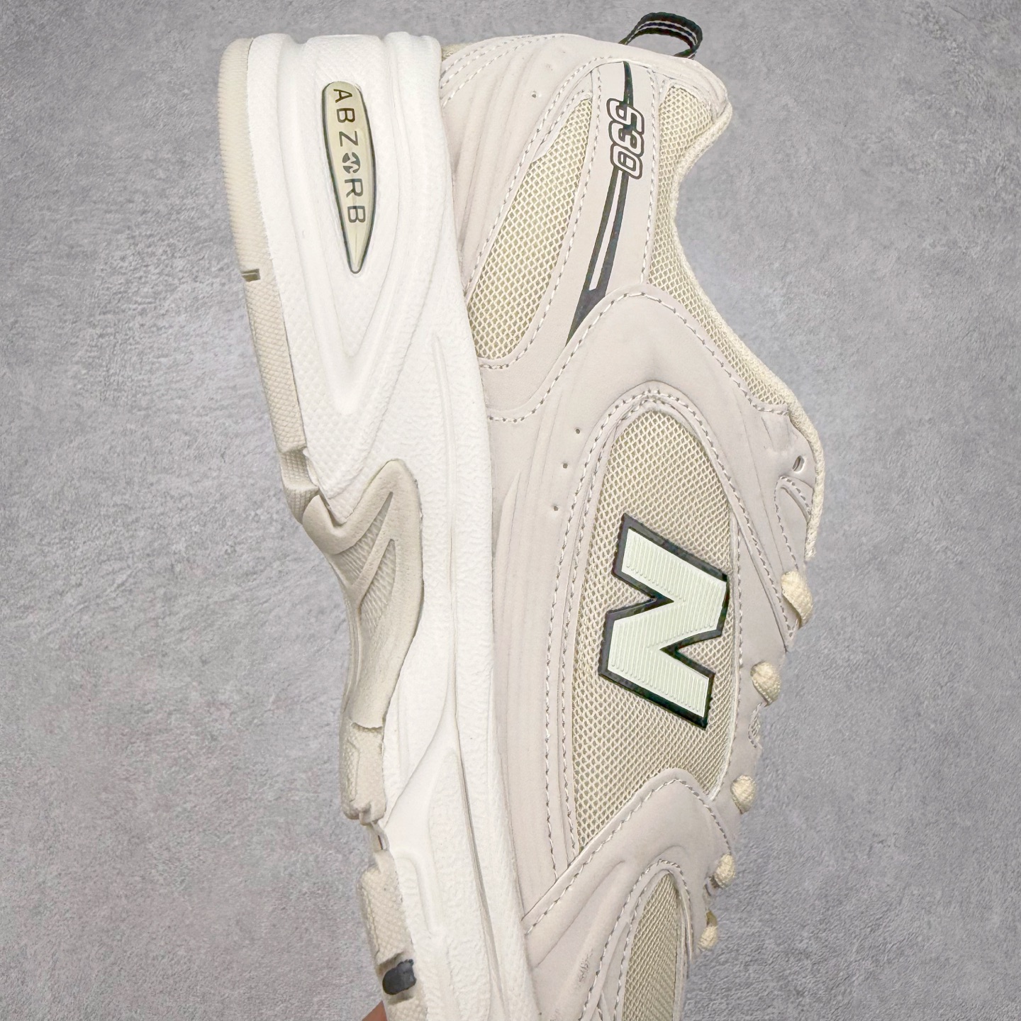 图片[6]-＃福利特价 New Balance NB530 新百伦复古透气跑步鞋 抛弃过往以皮革为主的人气轮廓 以极具复古风范的跑鞋外观呈现 设计上全鞋以简约清爽的纯白色作基底 鞋身覆盖大面积织物网眼材质 并于鞋头、鞋带孔眼片等细节处点缀对比鲜明的反光银镀层凸显 鞋舌、侧身等位置则辅以一贯的「N」字标志和品牌徽标彰显身份 最后通过搭载的 ABZORB 缓震中底完善整体造型 尺码：36 37 37.5 38 38.5 39 40 40.5 41 42 42.5 43 44 45-选品中心