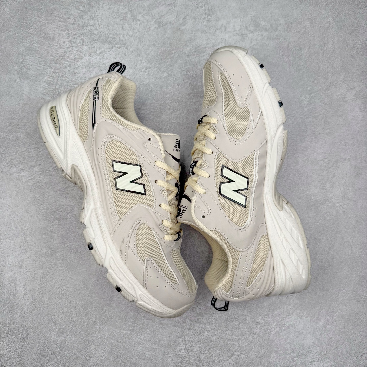 图片[3]-＃福利特价 New Balance NB530 新百伦复古透气跑步鞋 抛弃过往以皮革为主的人气轮廓 以极具复古风范的跑鞋外观呈现 设计上全鞋以简约清爽的纯白色作基底 鞋身覆盖大面积织物网眼材质 并于鞋头、鞋带孔眼片等细节处点缀对比鲜明的反光银镀层凸显 鞋舌、侧身等位置则辅以一贯的「N」字标志和品牌徽标彰显身份 最后通过搭载的 ABZORB 缓震中底完善整体造型 尺码：36 37 37.5 38 38.5 39 40 40.5 41 42 42.5 43 44 45-选品中心